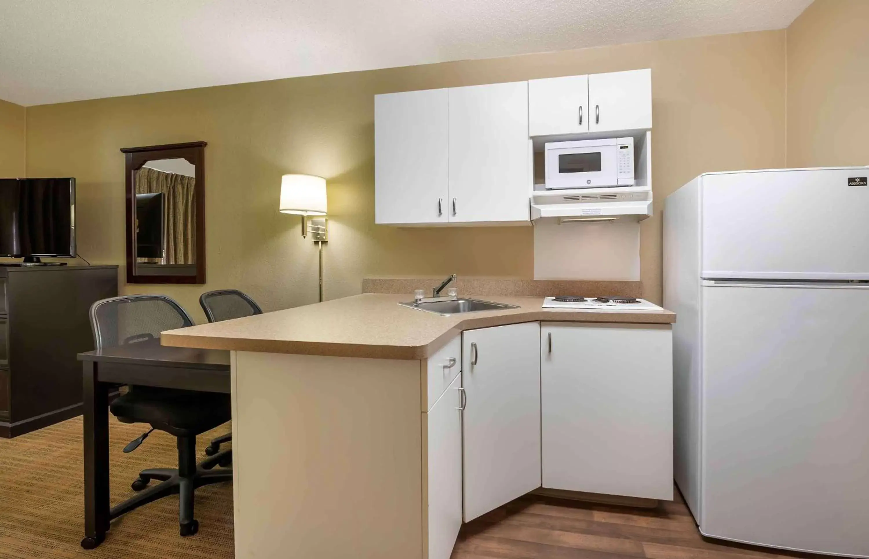 Bedroom, Kitchen/Kitchenette in Extended Stay America Suites - Fort Wayne - South