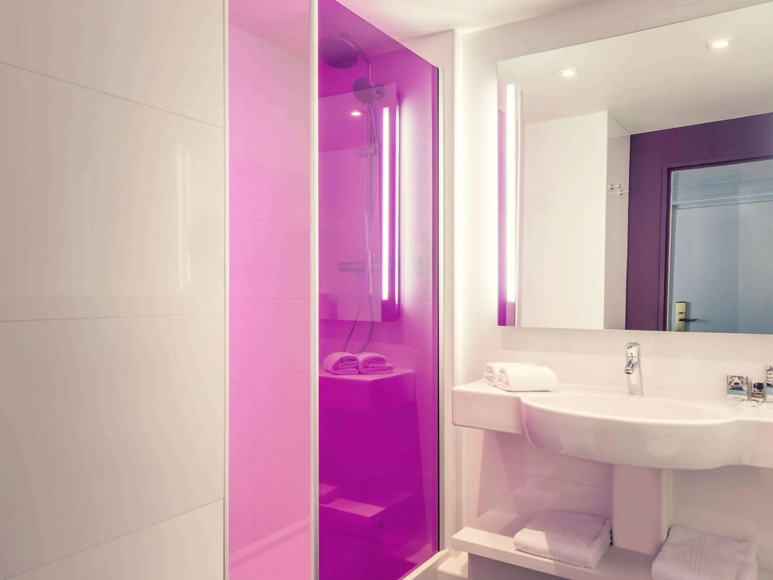 Photo of the whole room, Bathroom in Mercure Paris Bercy Bibliotheque
