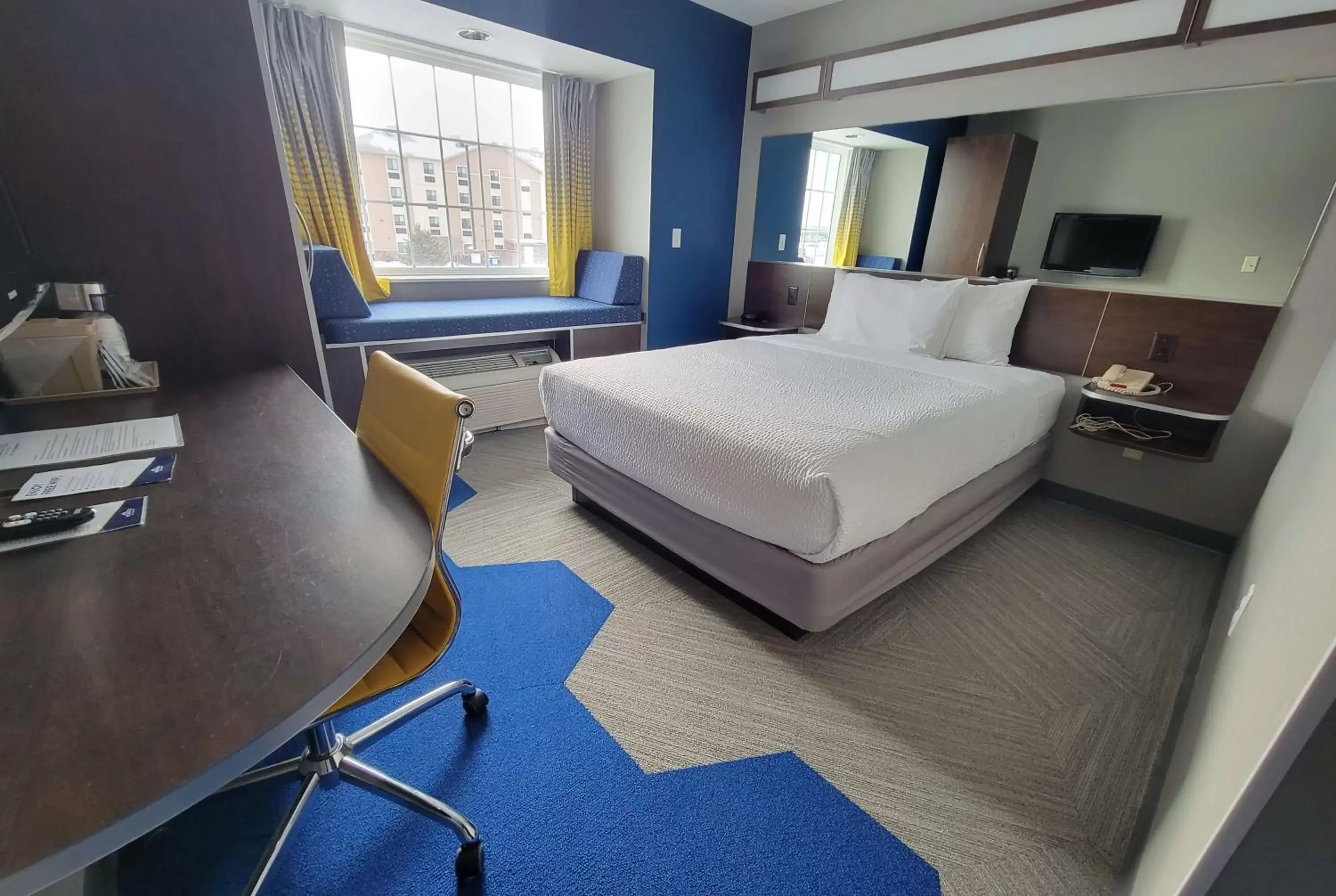 Photo of the whole room, Bed in Microtel Inn & Suites by Wyndham Bluffs