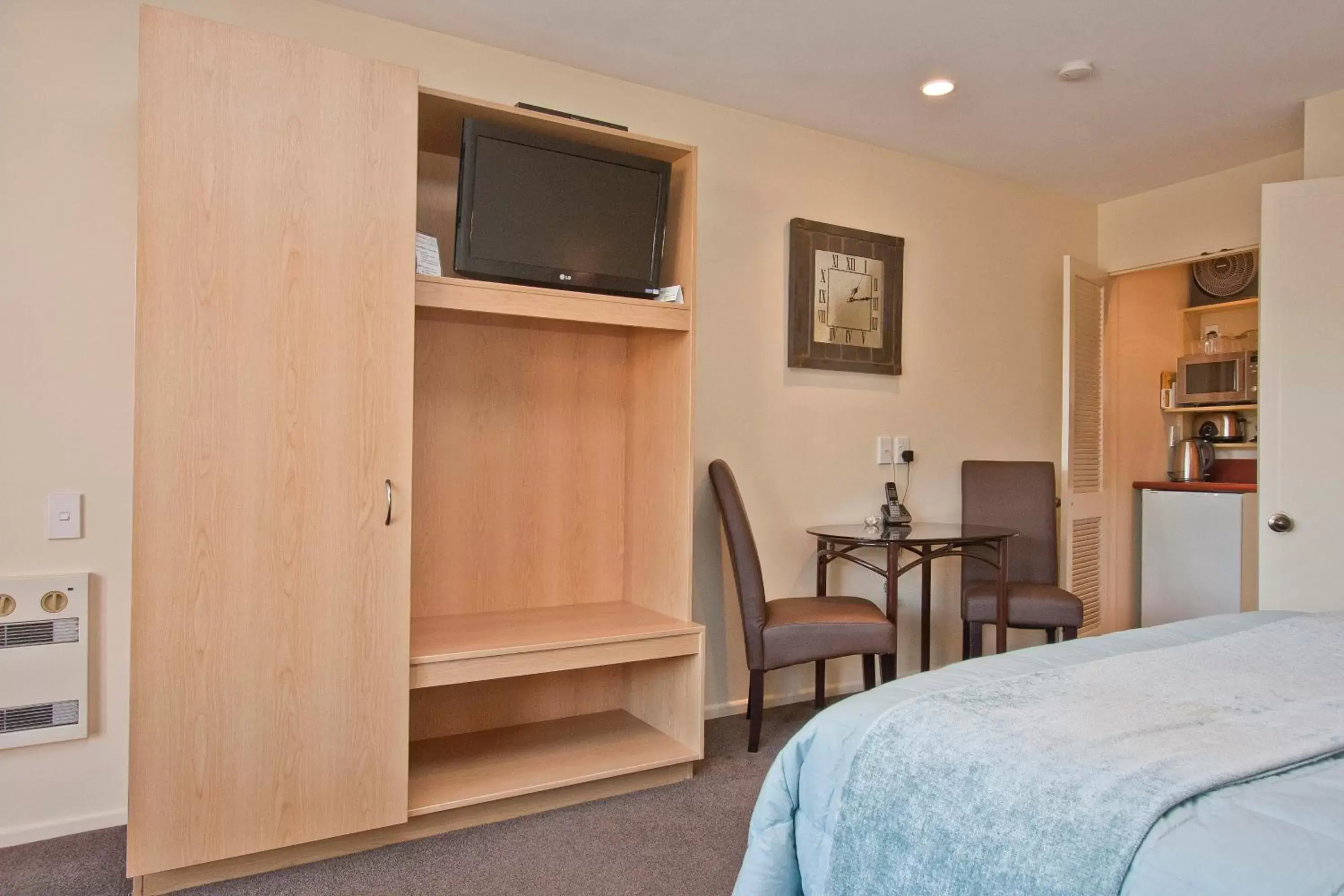 Dining area, TV/Entertainment Center in Tuscana Motor Lodge