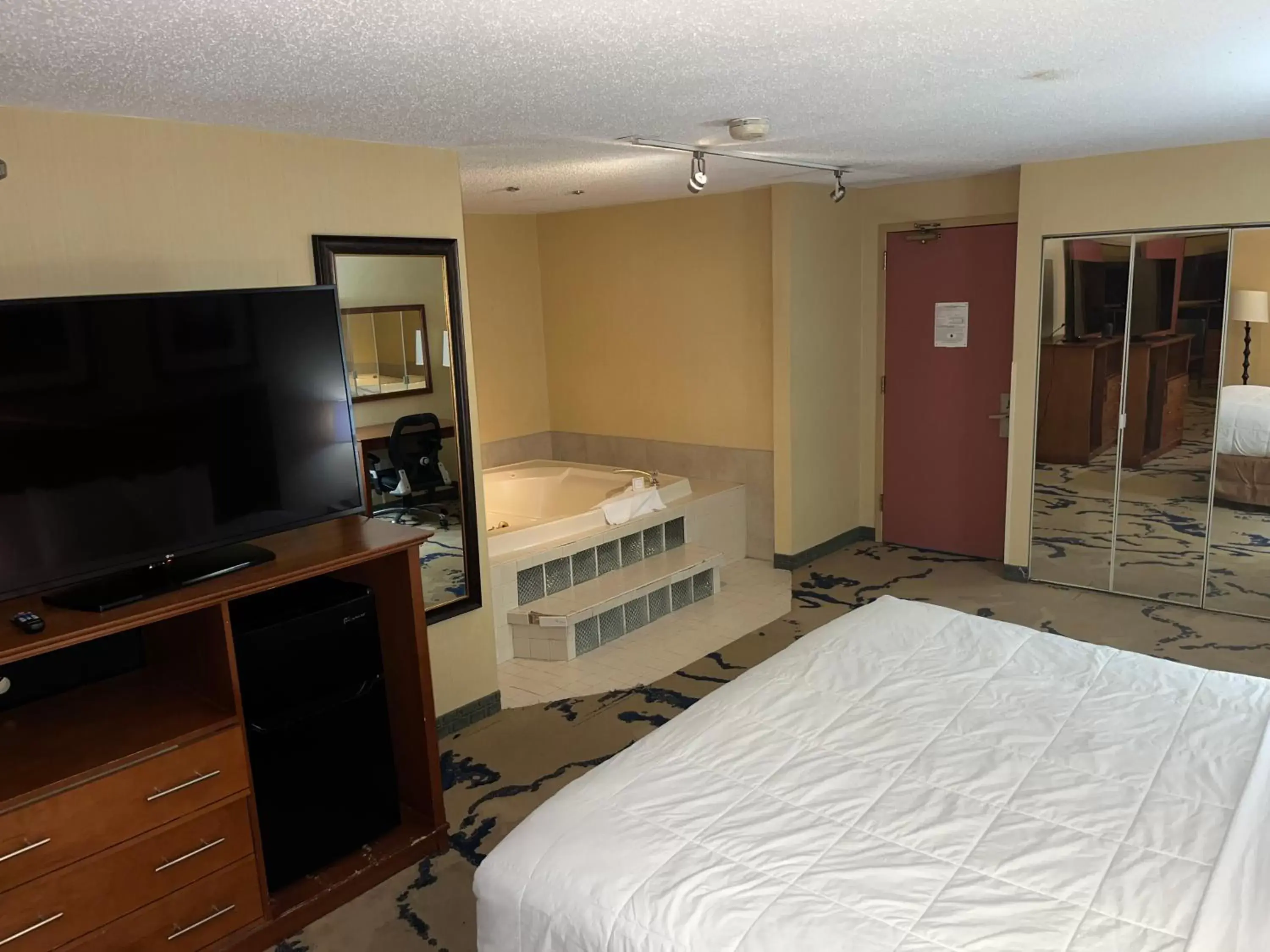 Communal lounge/ TV room, TV/Entertainment Center in Quality Inn and Conference Center Greeley Downtown
