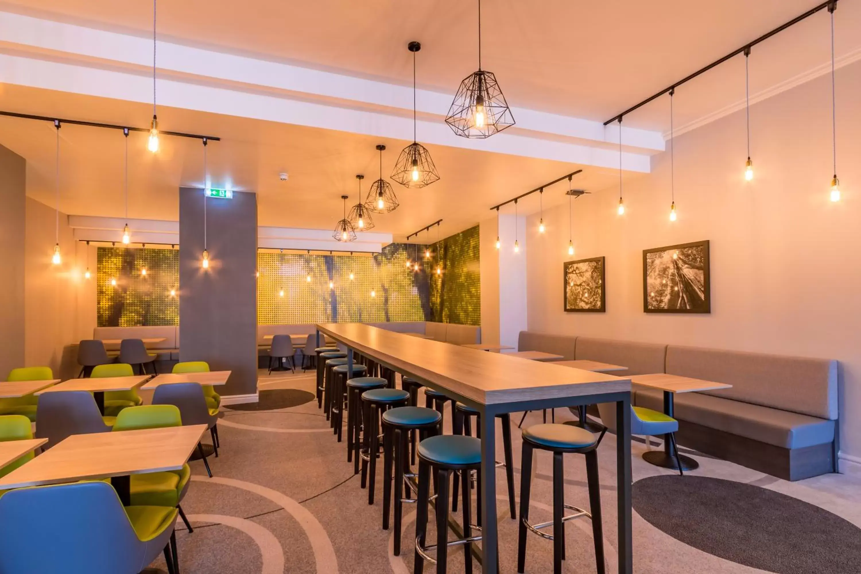 Lobby or reception in Thistle Express London Luton Lobby or reception in Thistle Express London Luton