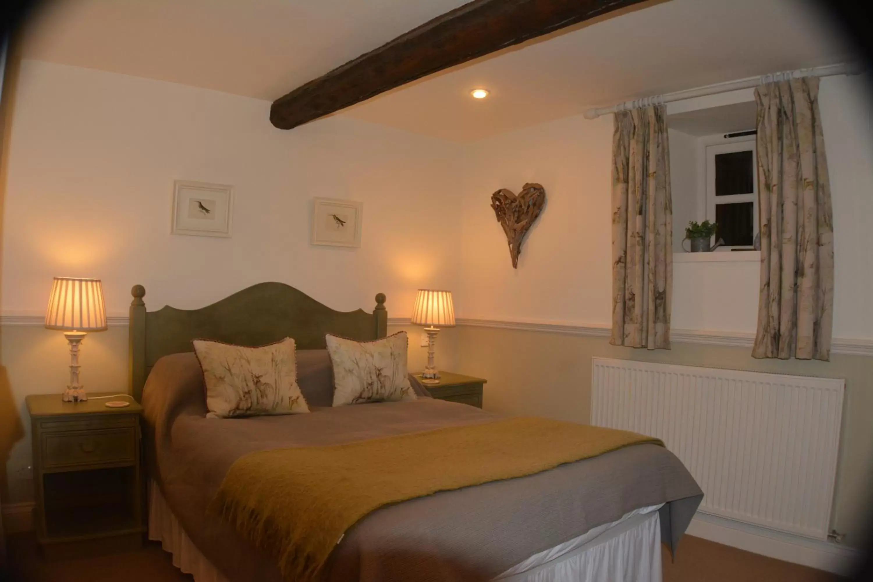 Photo of the whole room, Bed in The Castle Arms Inn