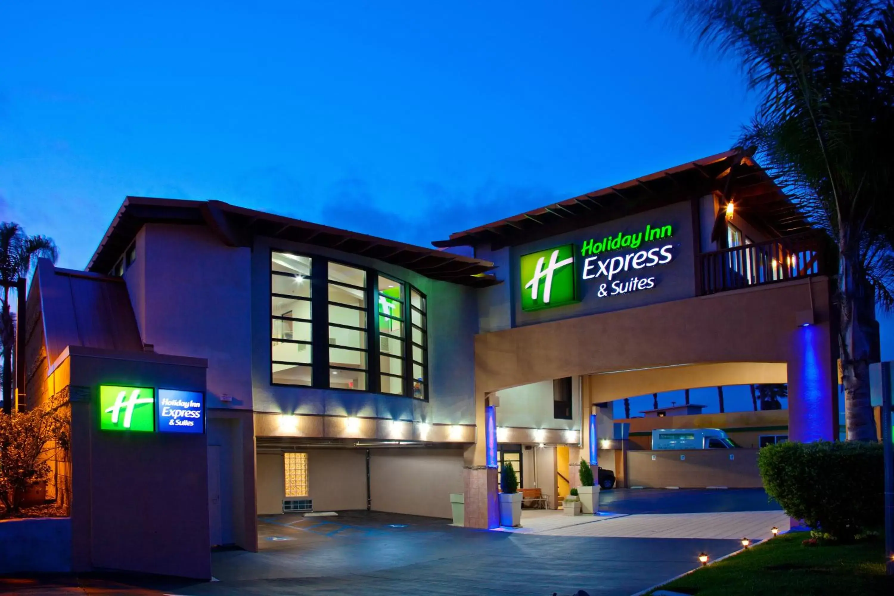 Property Building in Holiday Inn Express Hotel & Suites Solana Beach-Del Mar, an IHG Hotel