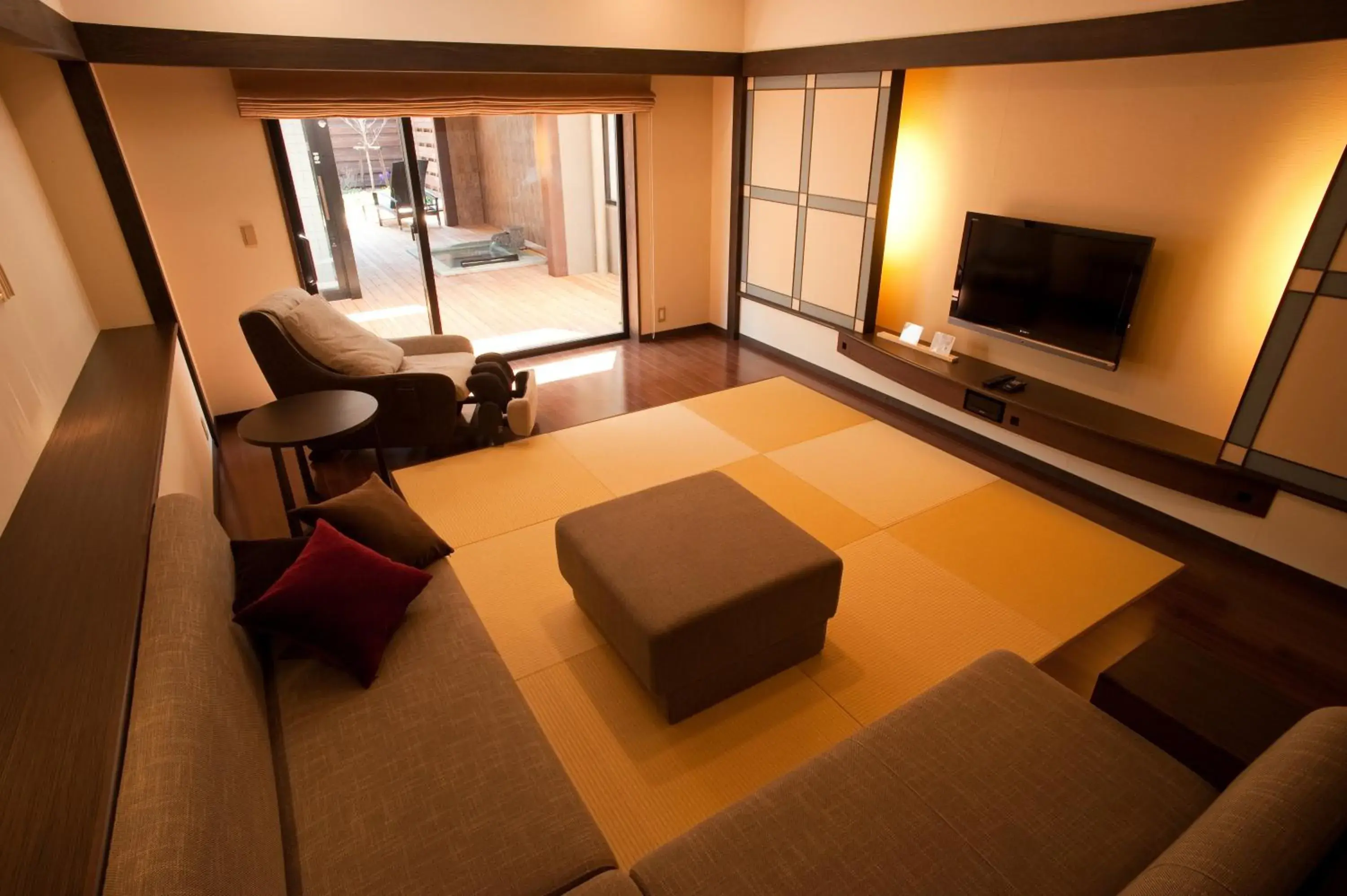 Living room, Seating Area in Lake Shikotsu Tsuruga Resort Spa Mizu no Uta