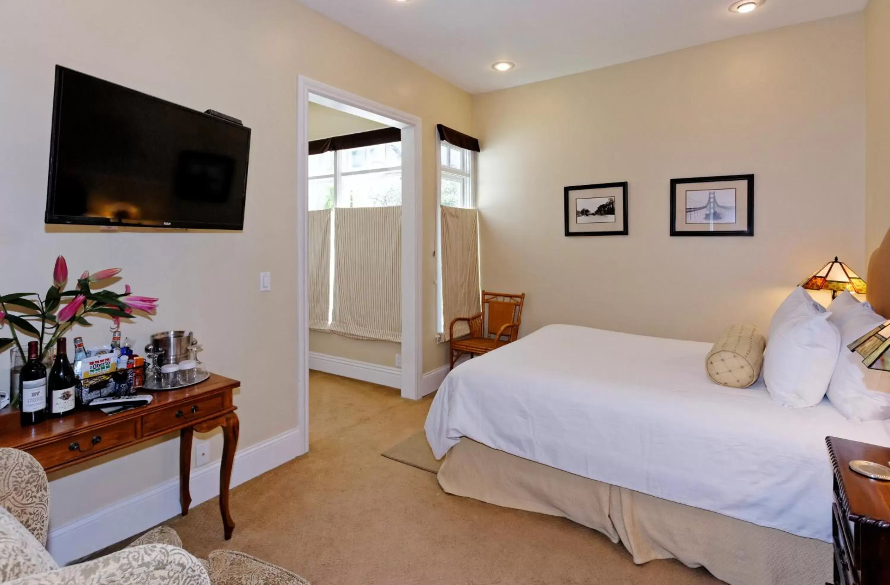 Bedroom, Bed in The Gables Inn Sausalito