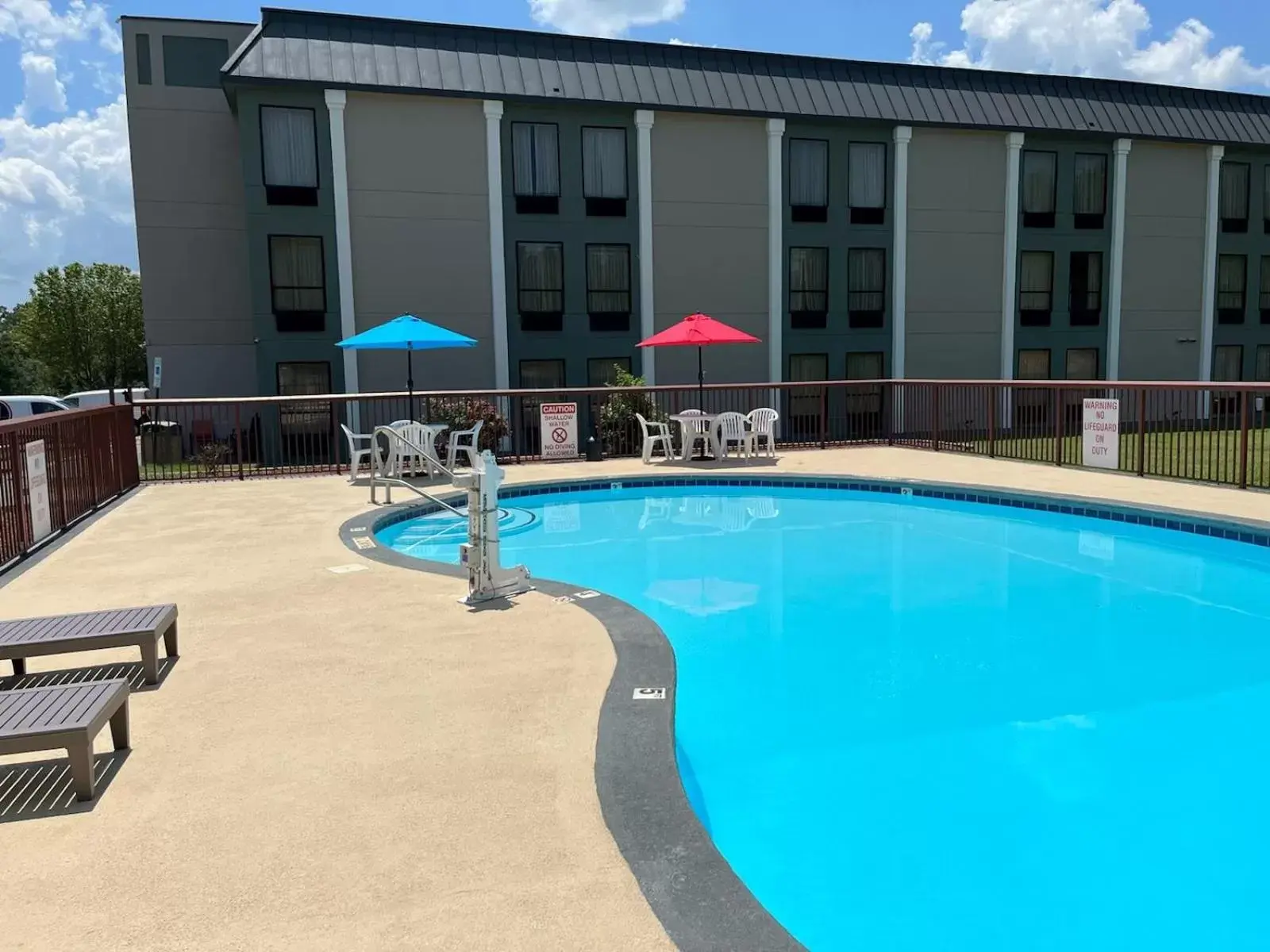 Swimming pool, Property Building in Quality Inn & Suites