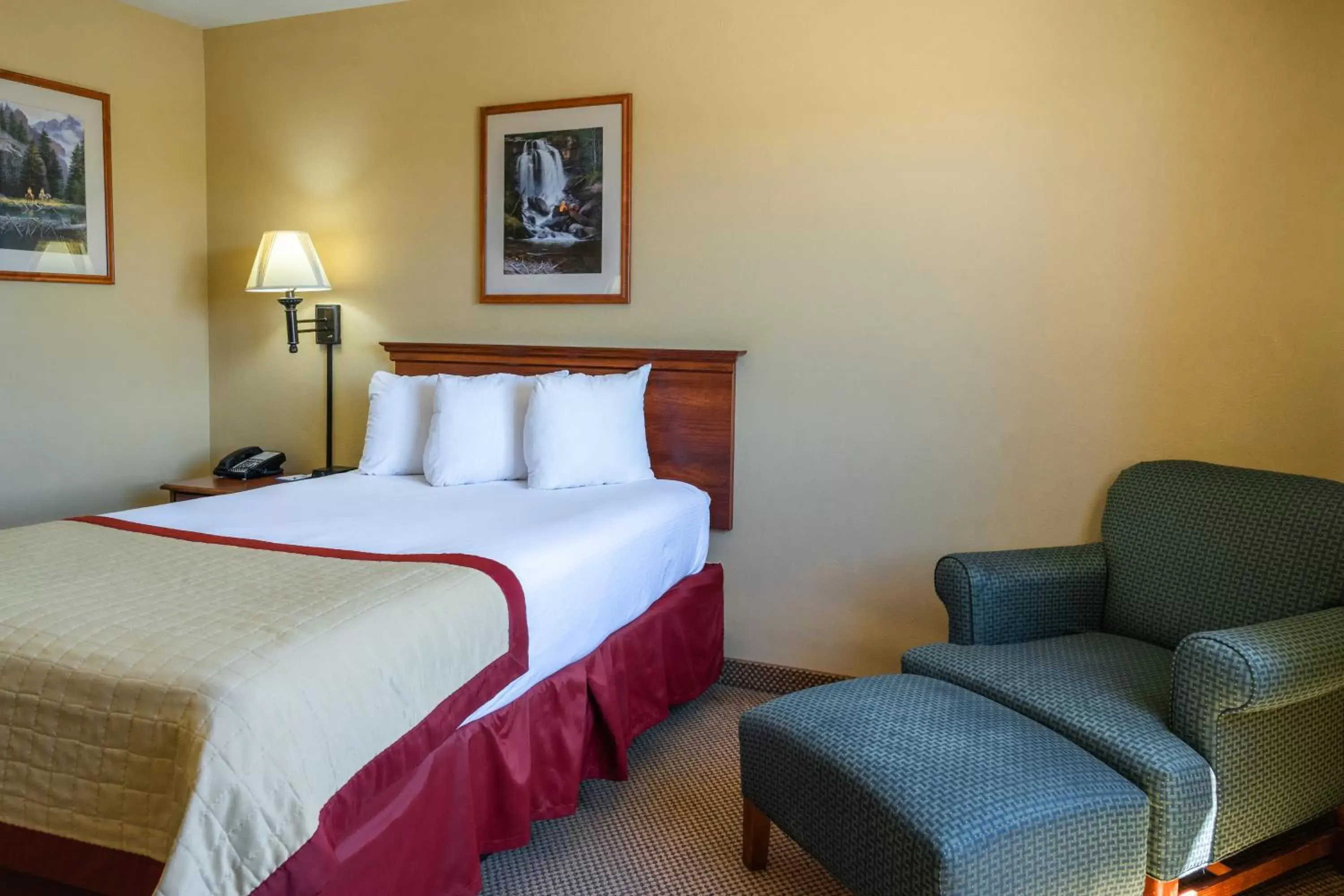 Bed in Pinedale Hotel & Suites