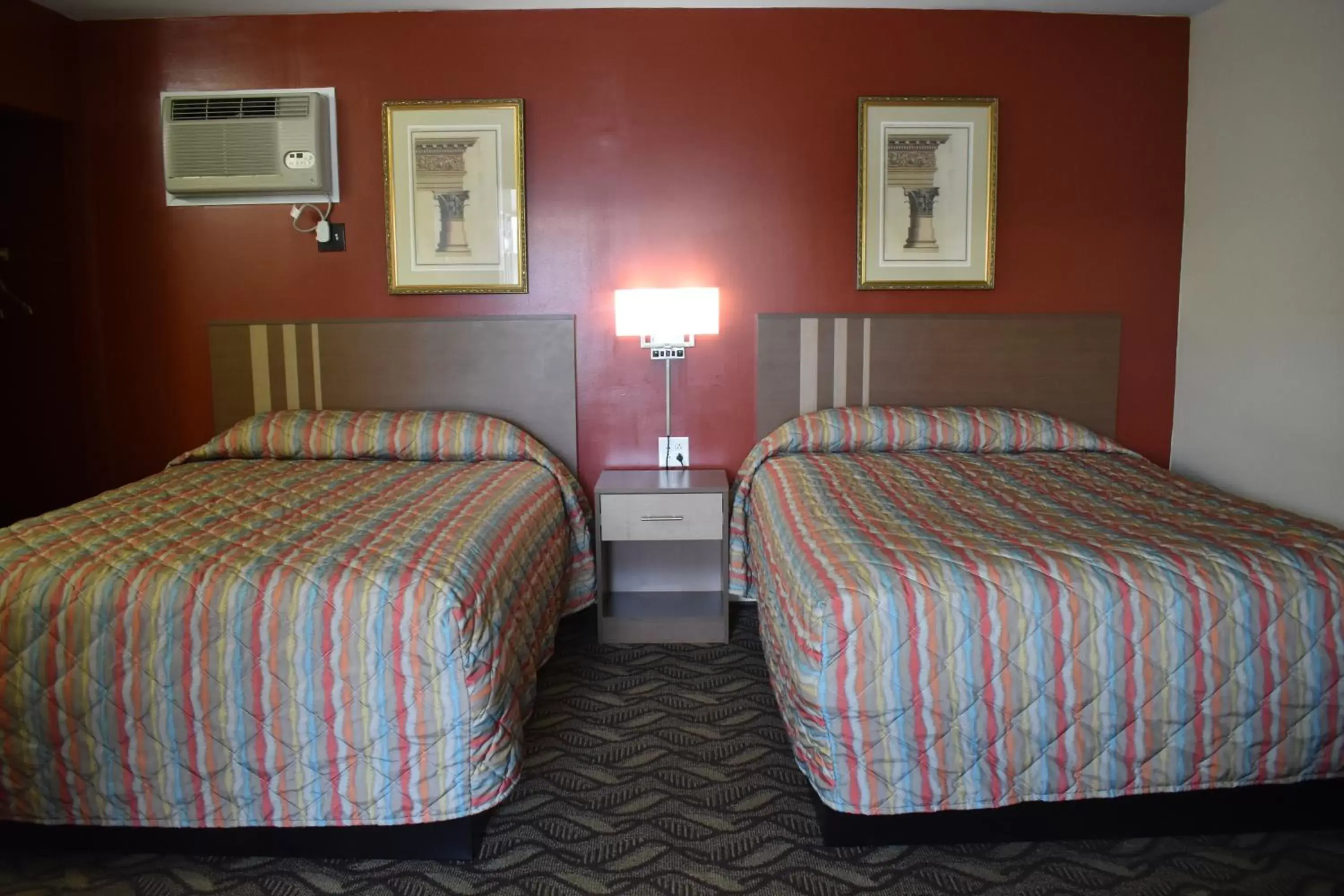 Bed in South Hills Motel