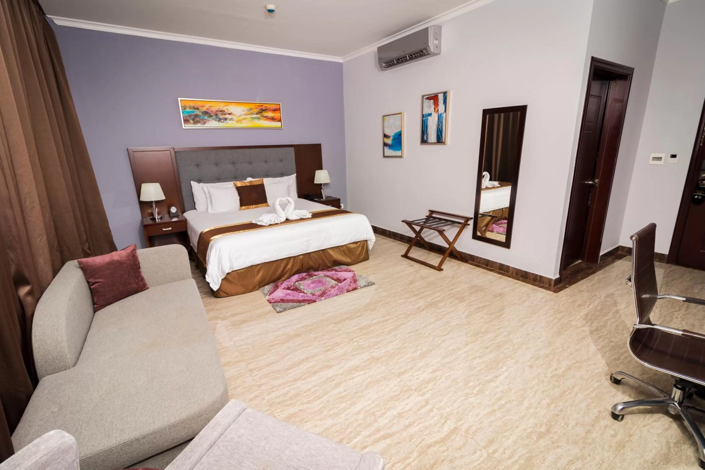 Bed in Hotel City Plaza & Suites