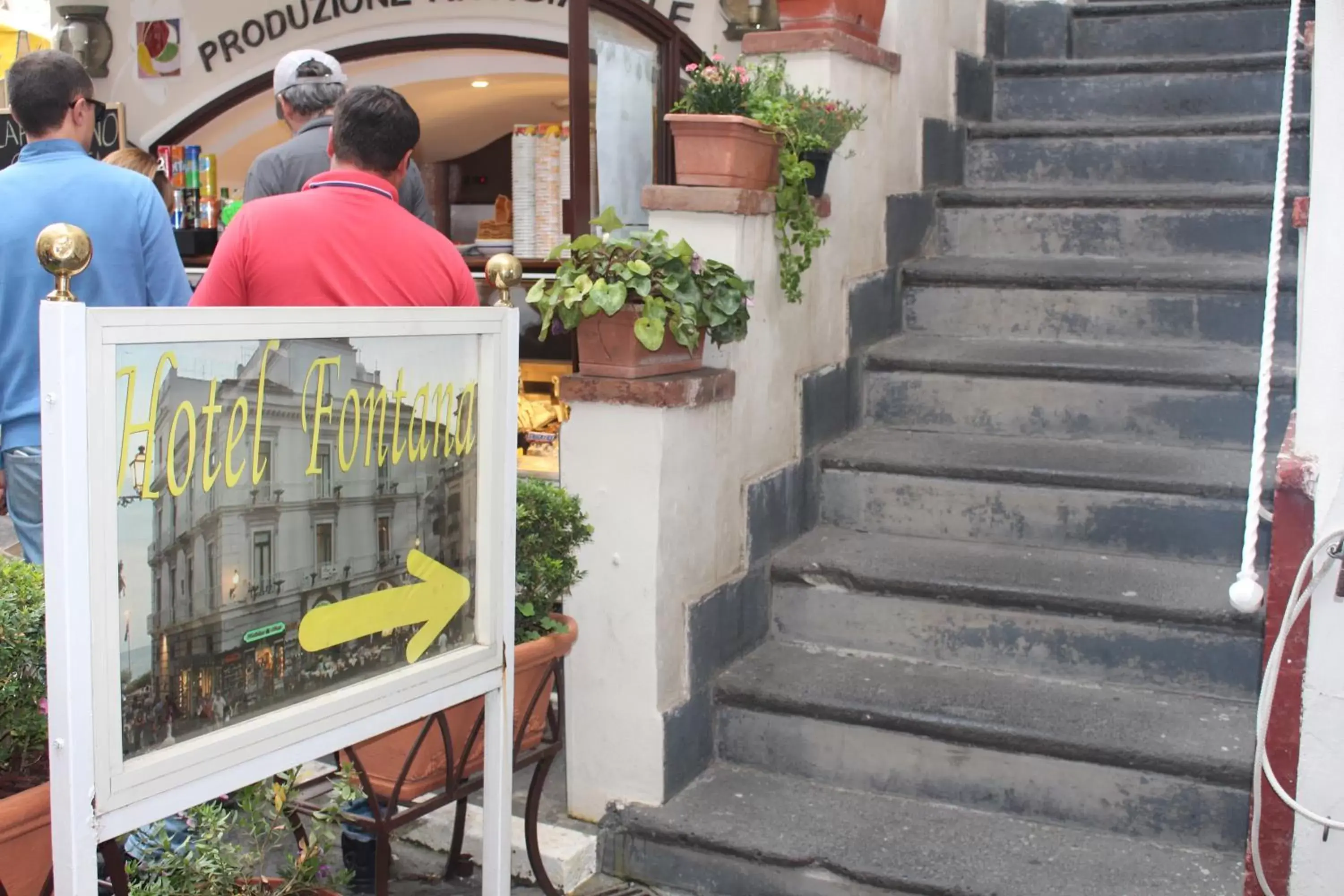 Facade/entrance in Hotel Fontana Facade/entrance in Hotel Fontana