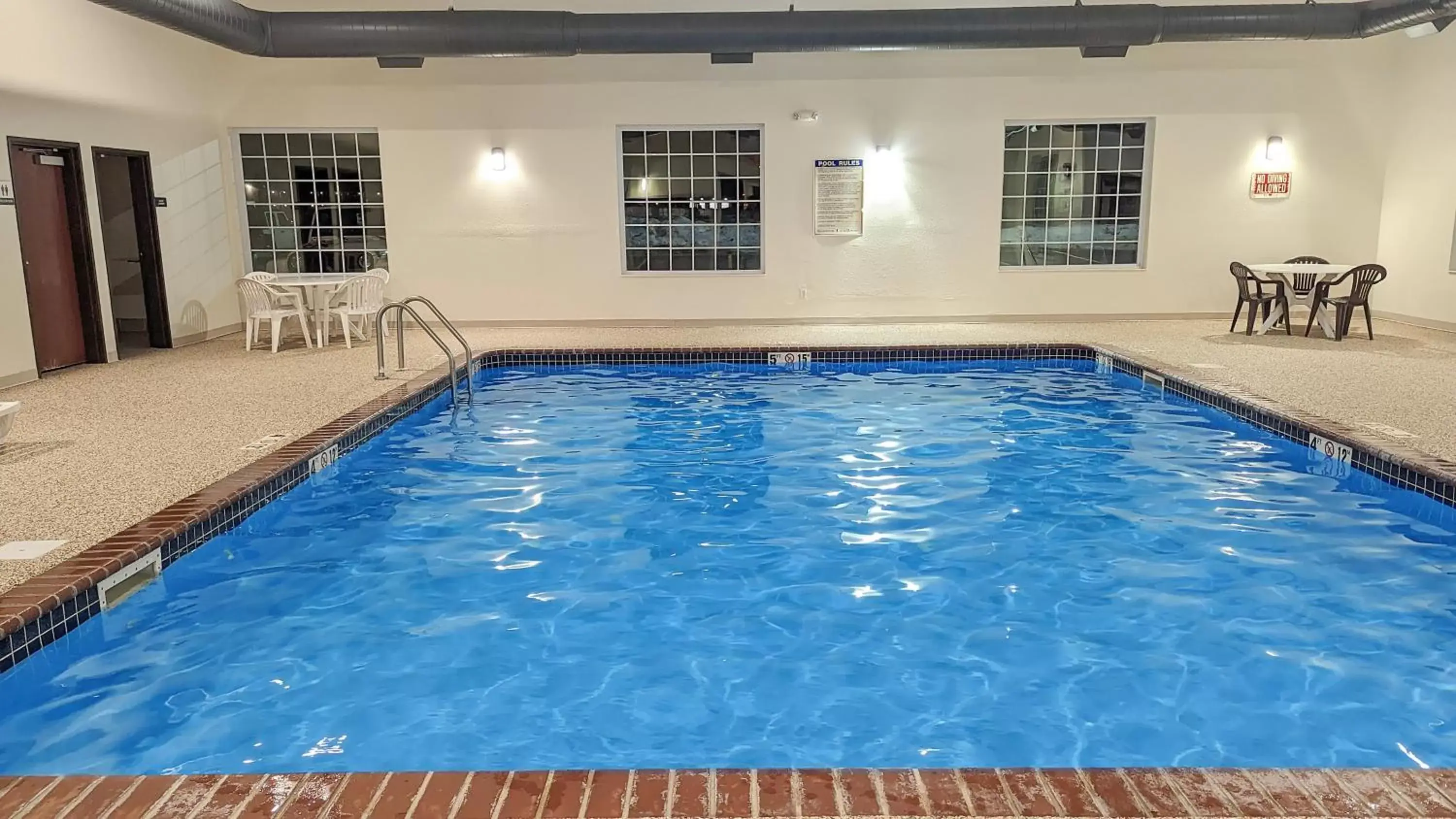 Swimming Pool in Estherville Hotel & Suites