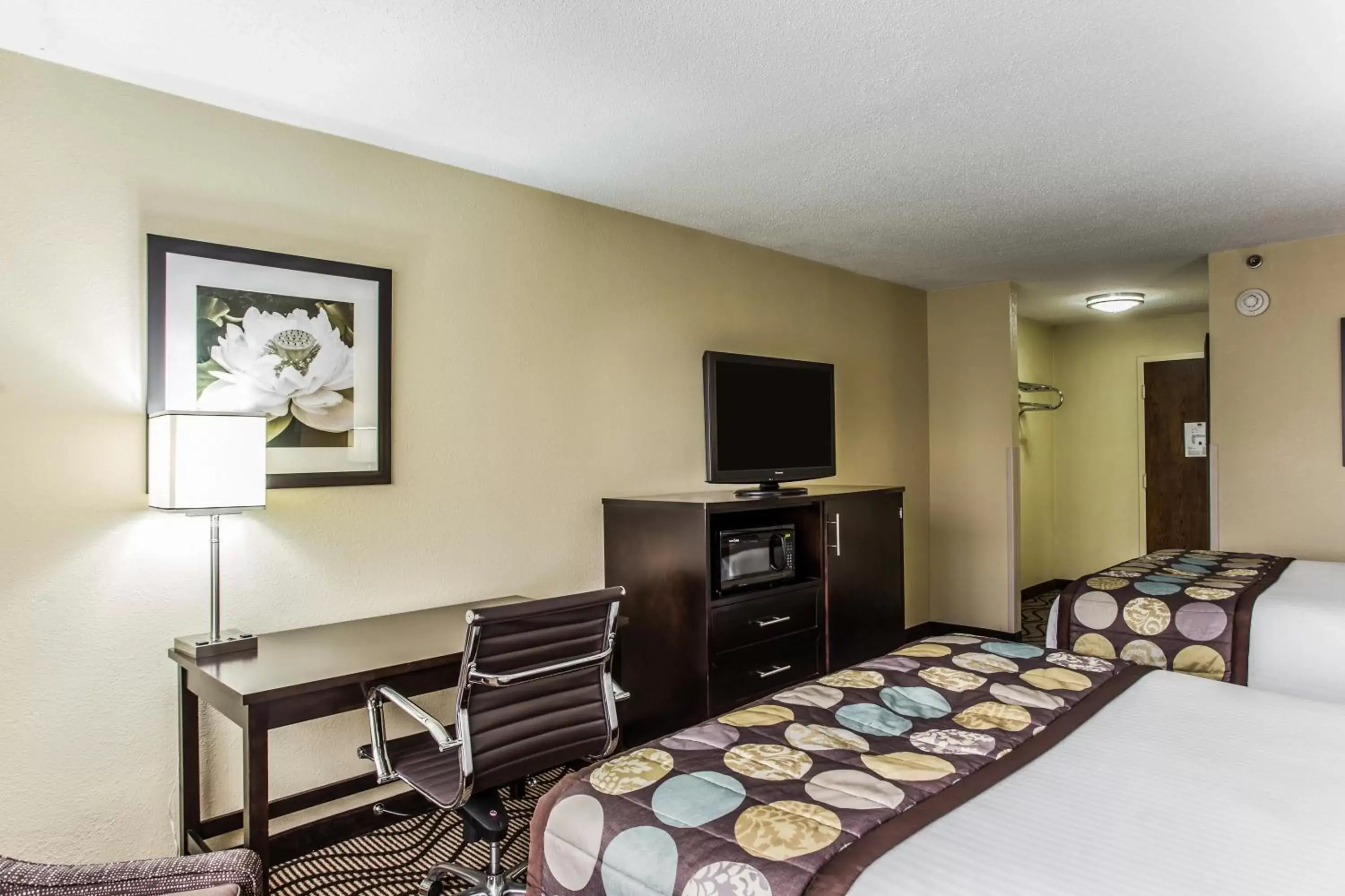 Bedroom in Clarion Hotel Charlotte Airport & Conference Center