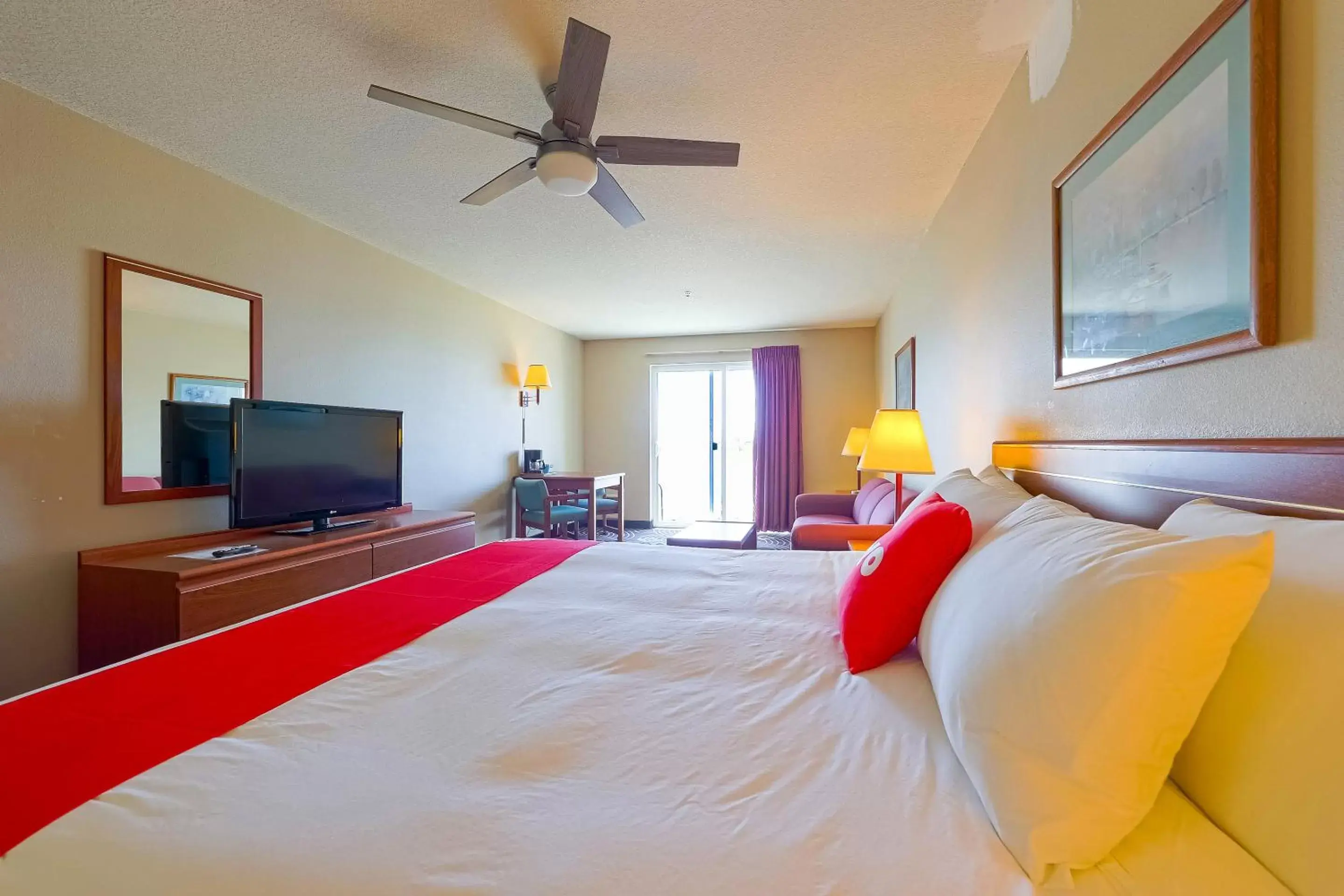 Bedroom, TV/Entertainment Center in Siletz Bay Beachfront Hotel by OYO Lincoln City