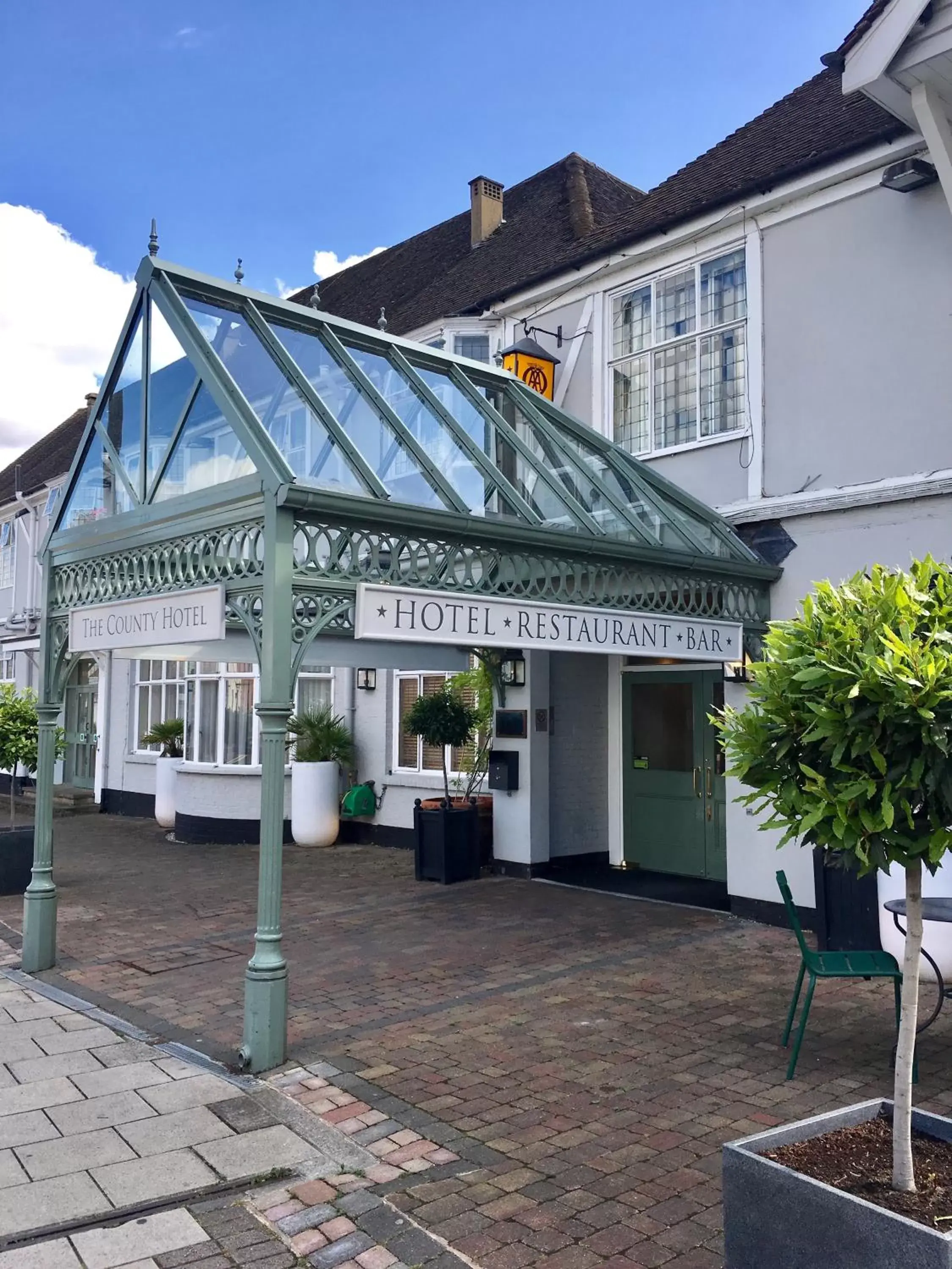 Facade/entrance in County Hotel