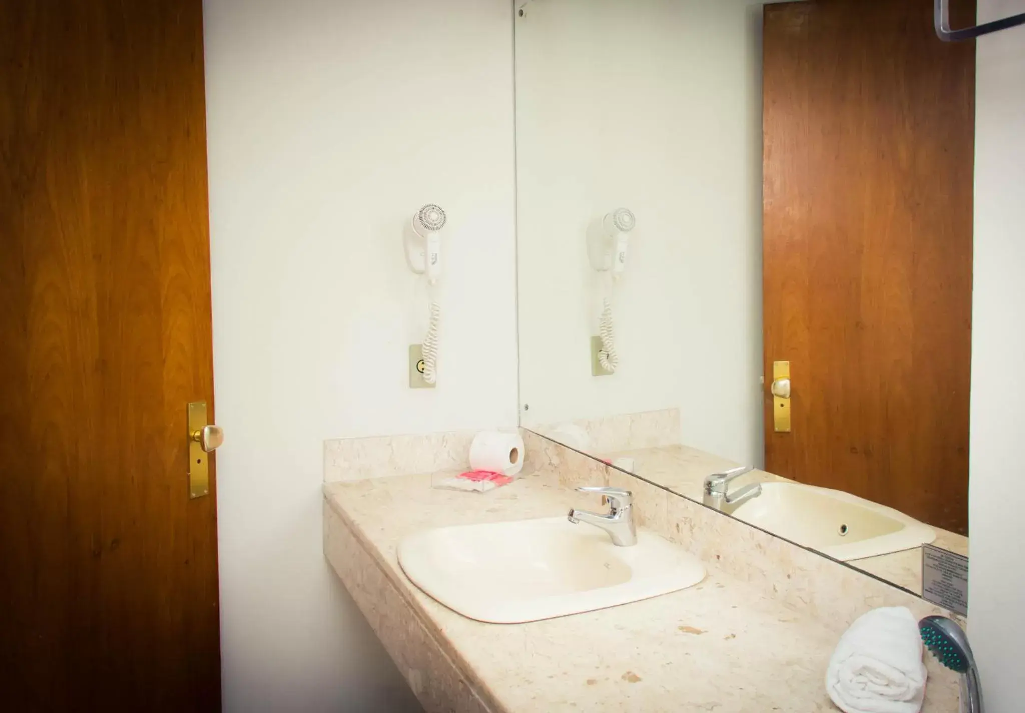 Bathroom in Embaixador Hotel & Centro de Eventos by Fast10 Bathroom in Embaixador Hotel & Centro de Eventos by Fast10