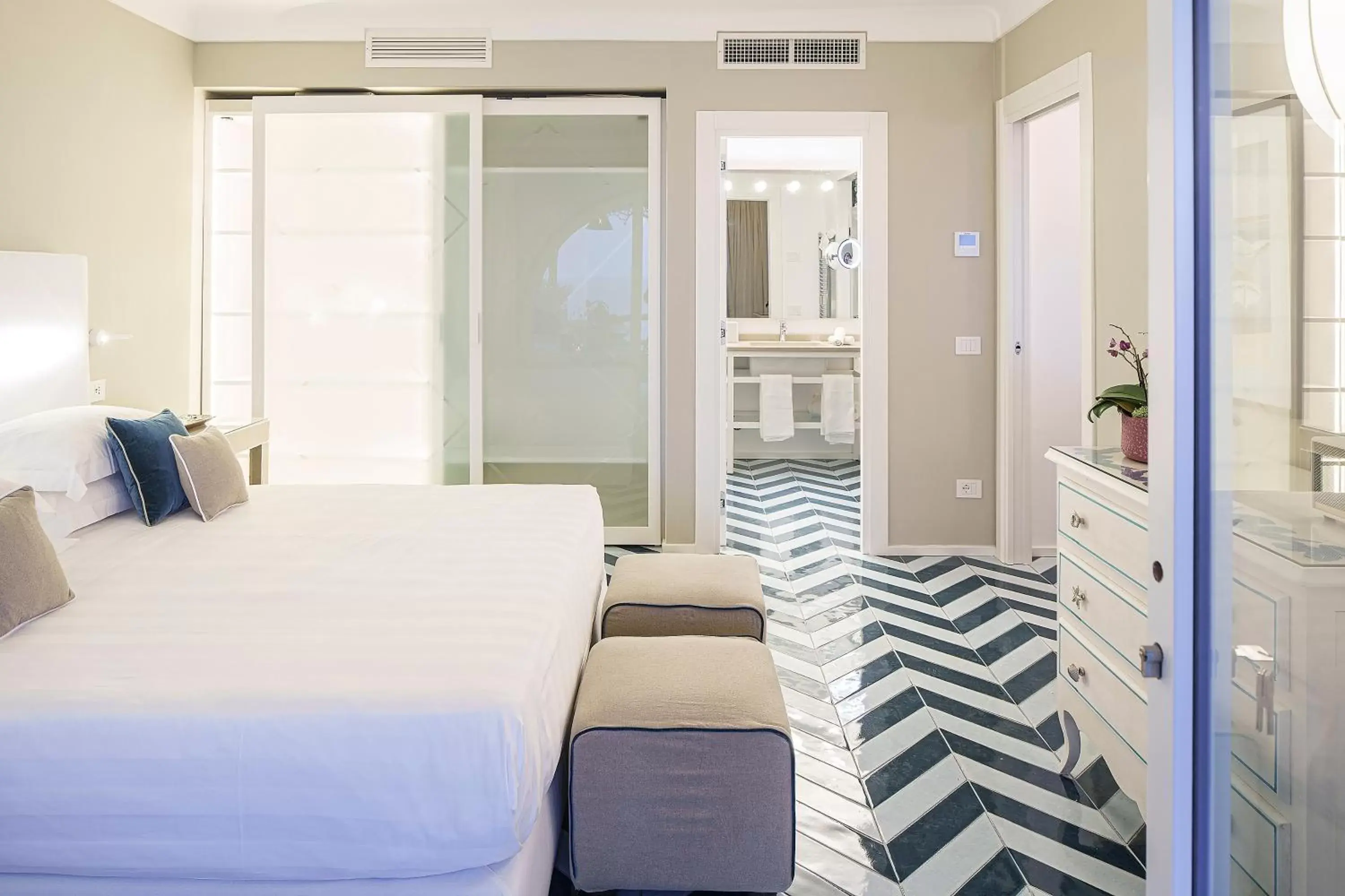 Bed in Costa Del Capitano Seaview Suites & Villas