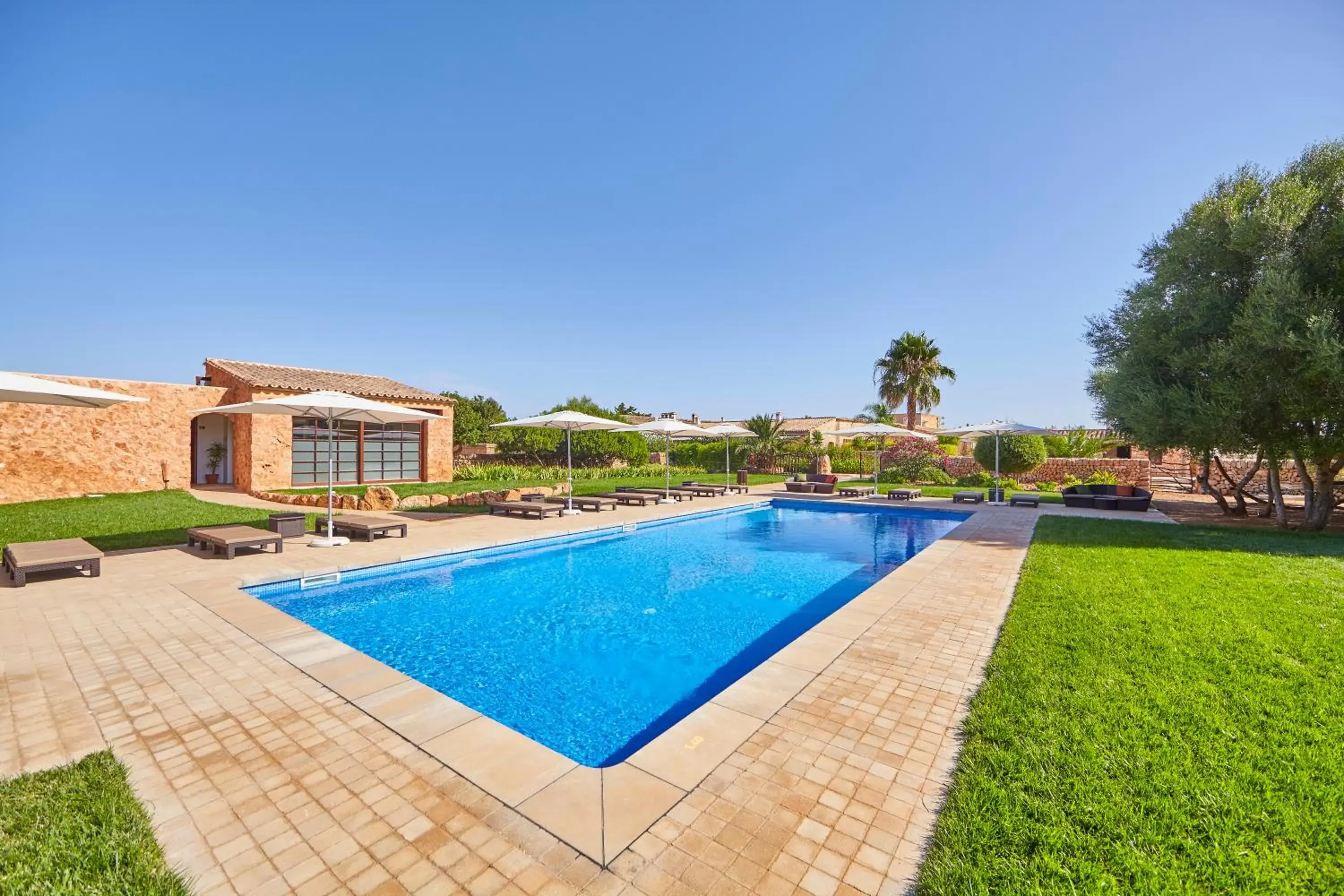 Garden, Swimming Pool in Bennoc Petit Hotel