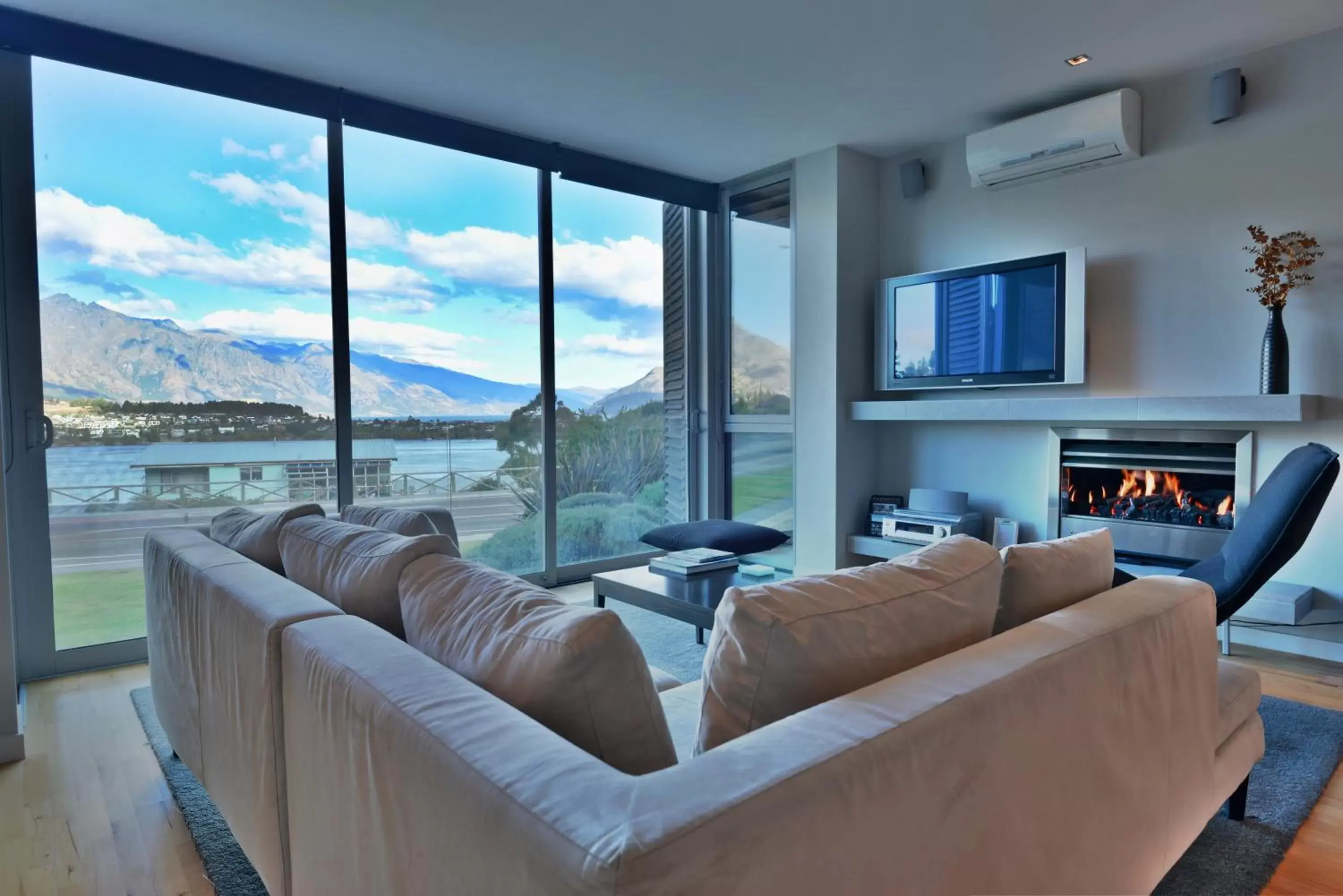 TV and multimedia, Seating Area in Swiss-Belsuites Pounamu Queenstown