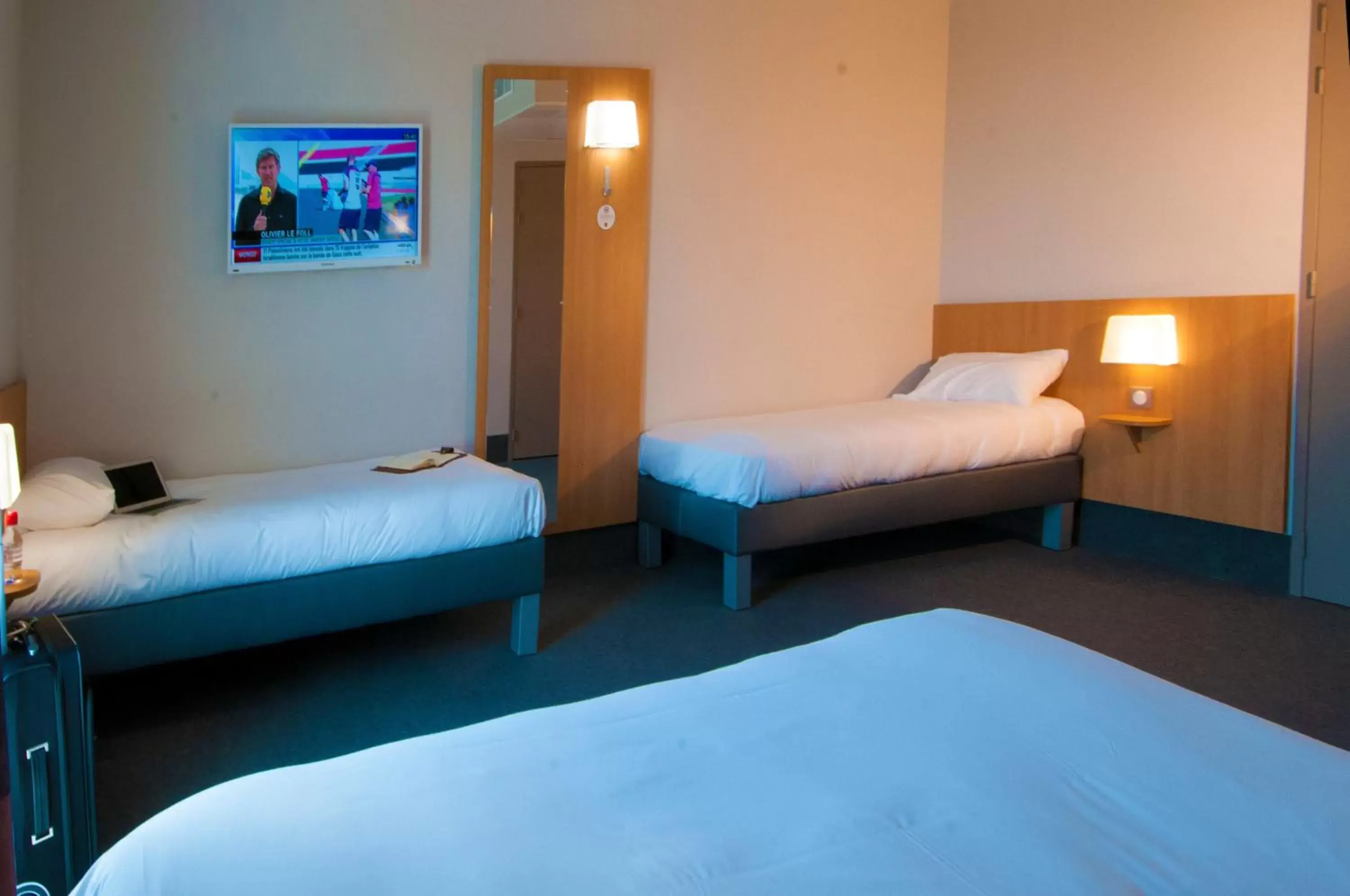 Photo of the whole room, Bed in B&B HOTEL La Rochelle Beaulieu Puilboreau