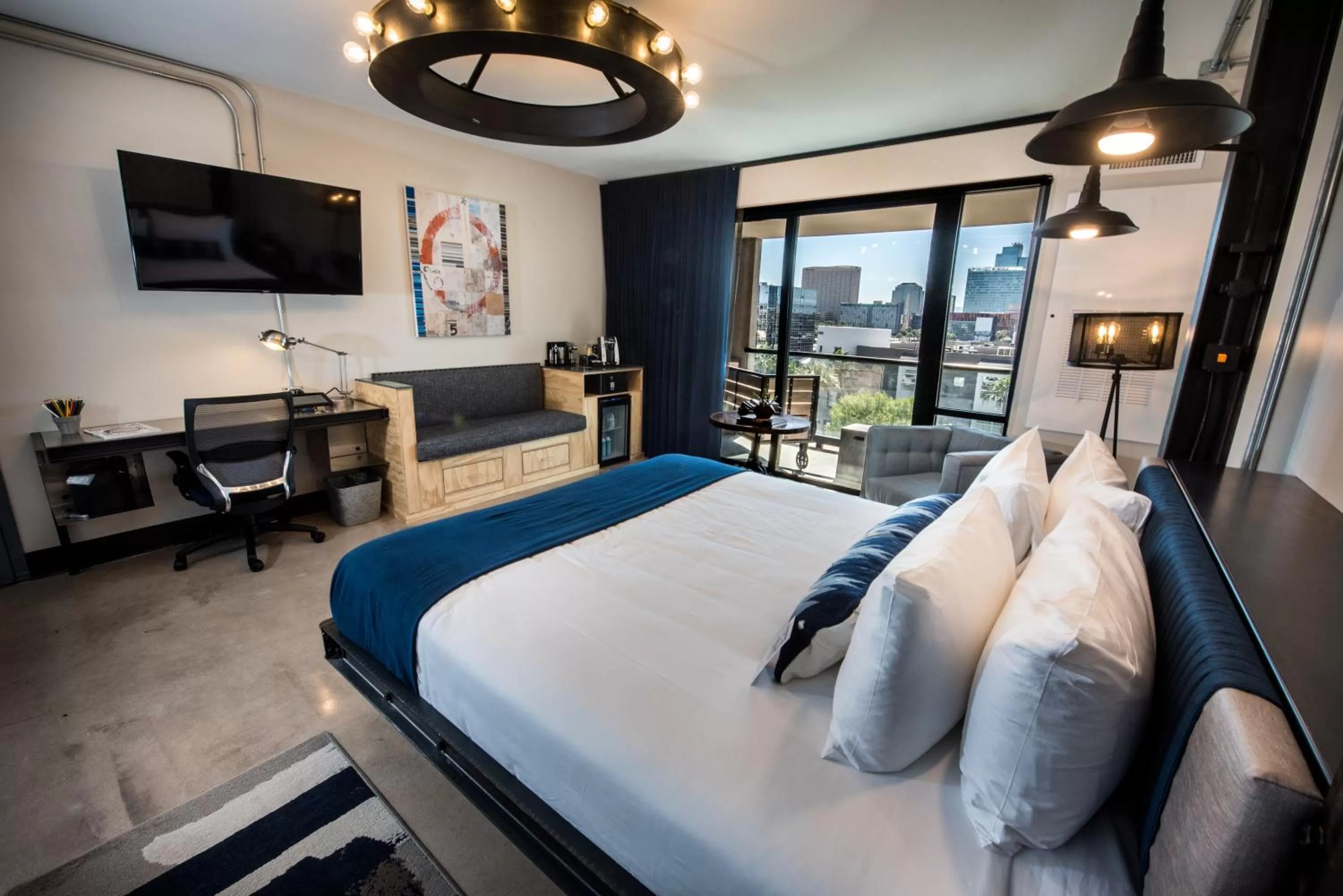 Photo of the whole room, Bed in Found Re Phoenix