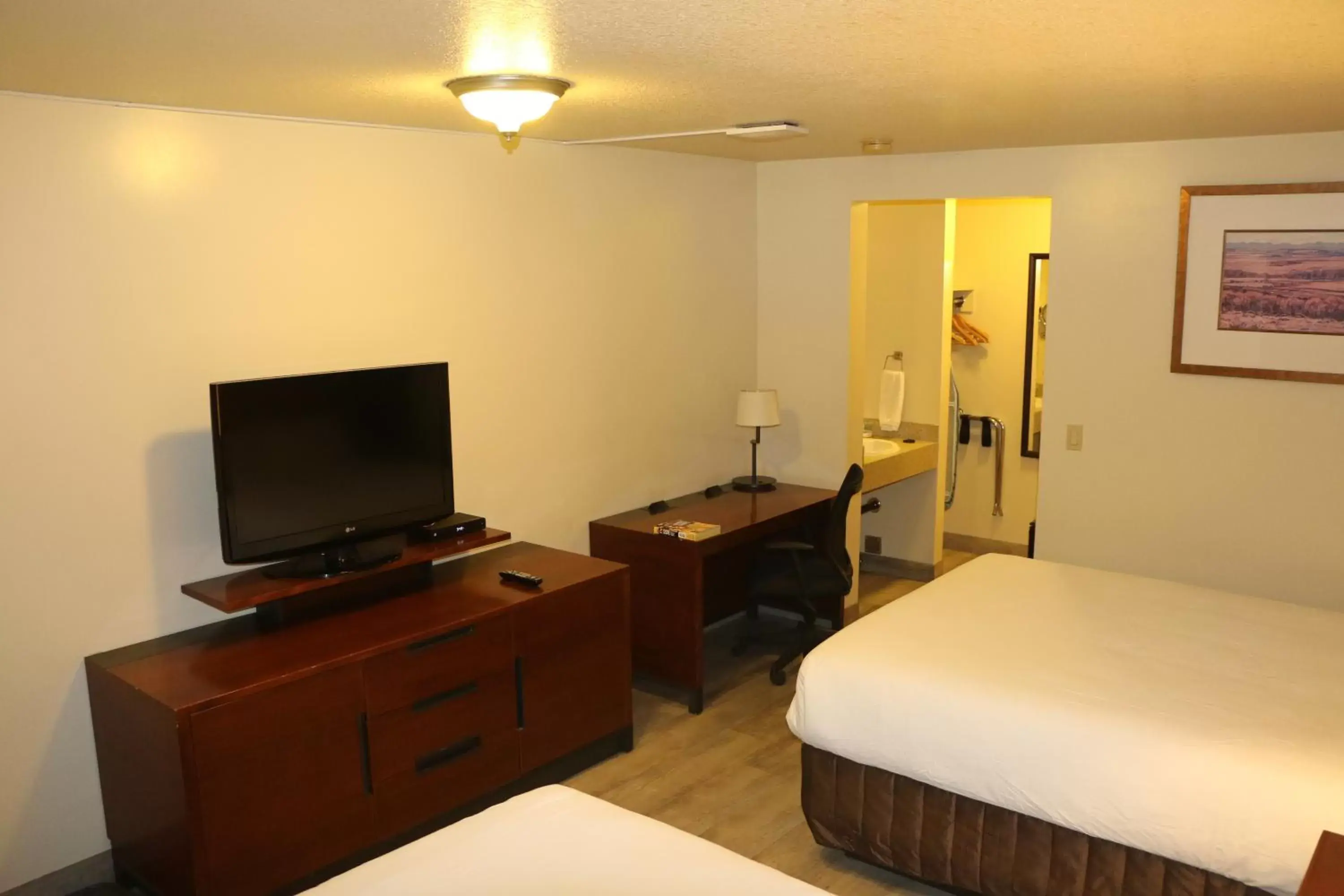 TV and multimedia, TV/Entertainment Center in Empire Inn & Suites