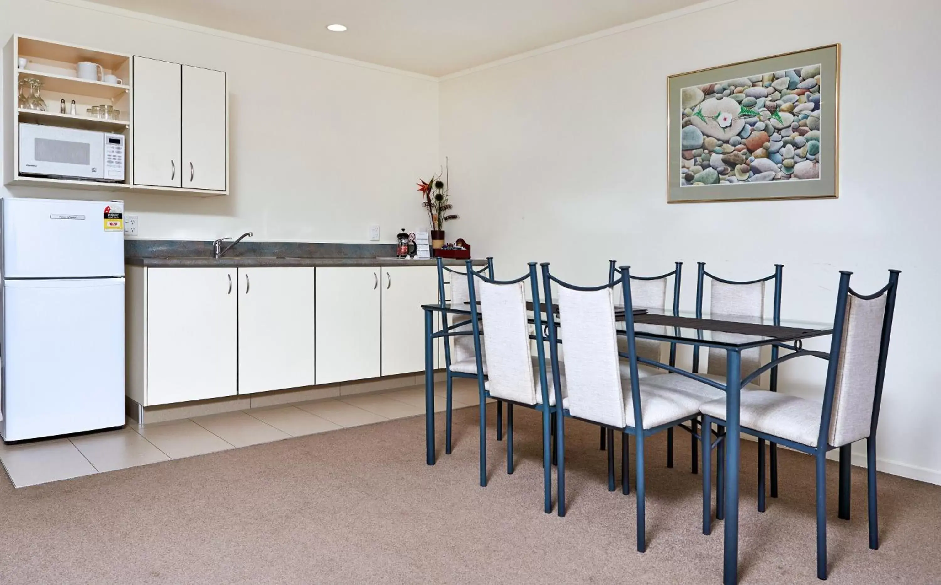 Dining area, Kitchen/Kitchenette in Barringtons Motor Lodge