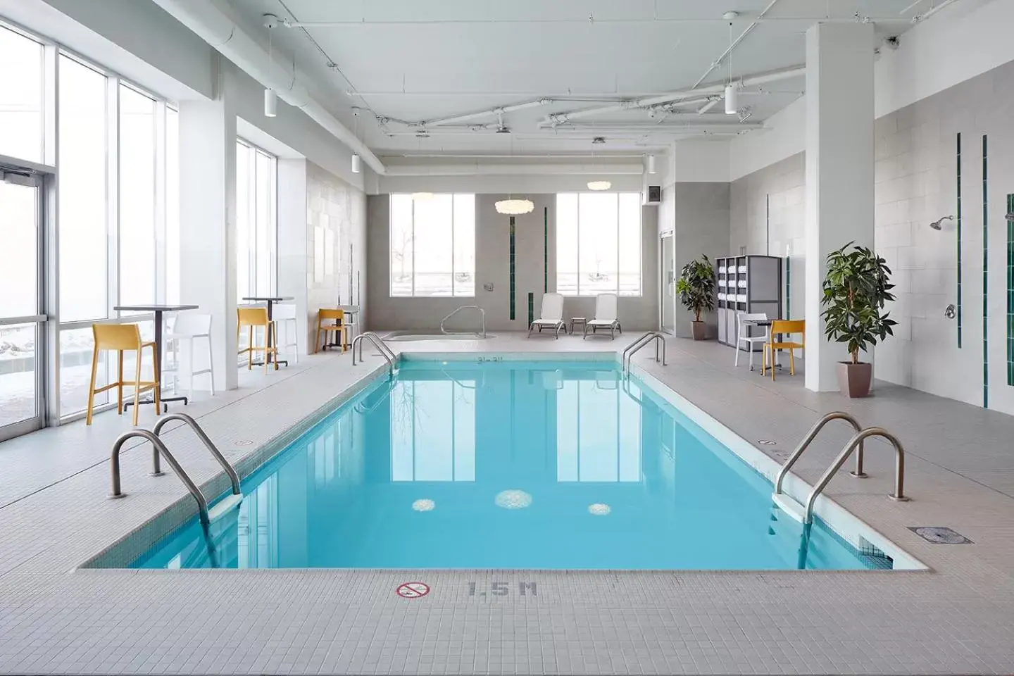 Swimming Pool in Holiday Inn & Suites Montreal Airport