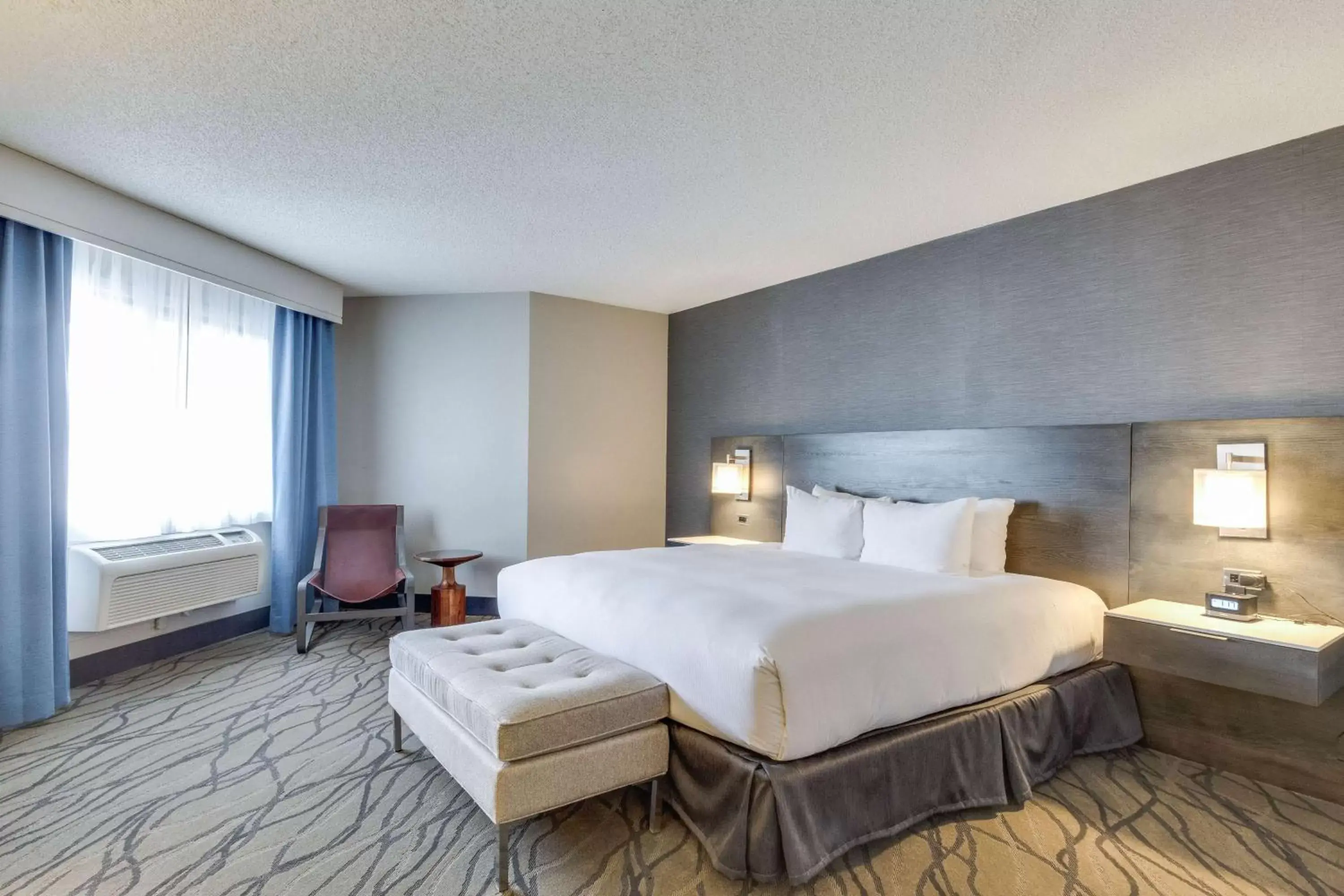 Living room, Bed in DoubleTree by Hilton Racine Harbourwalk