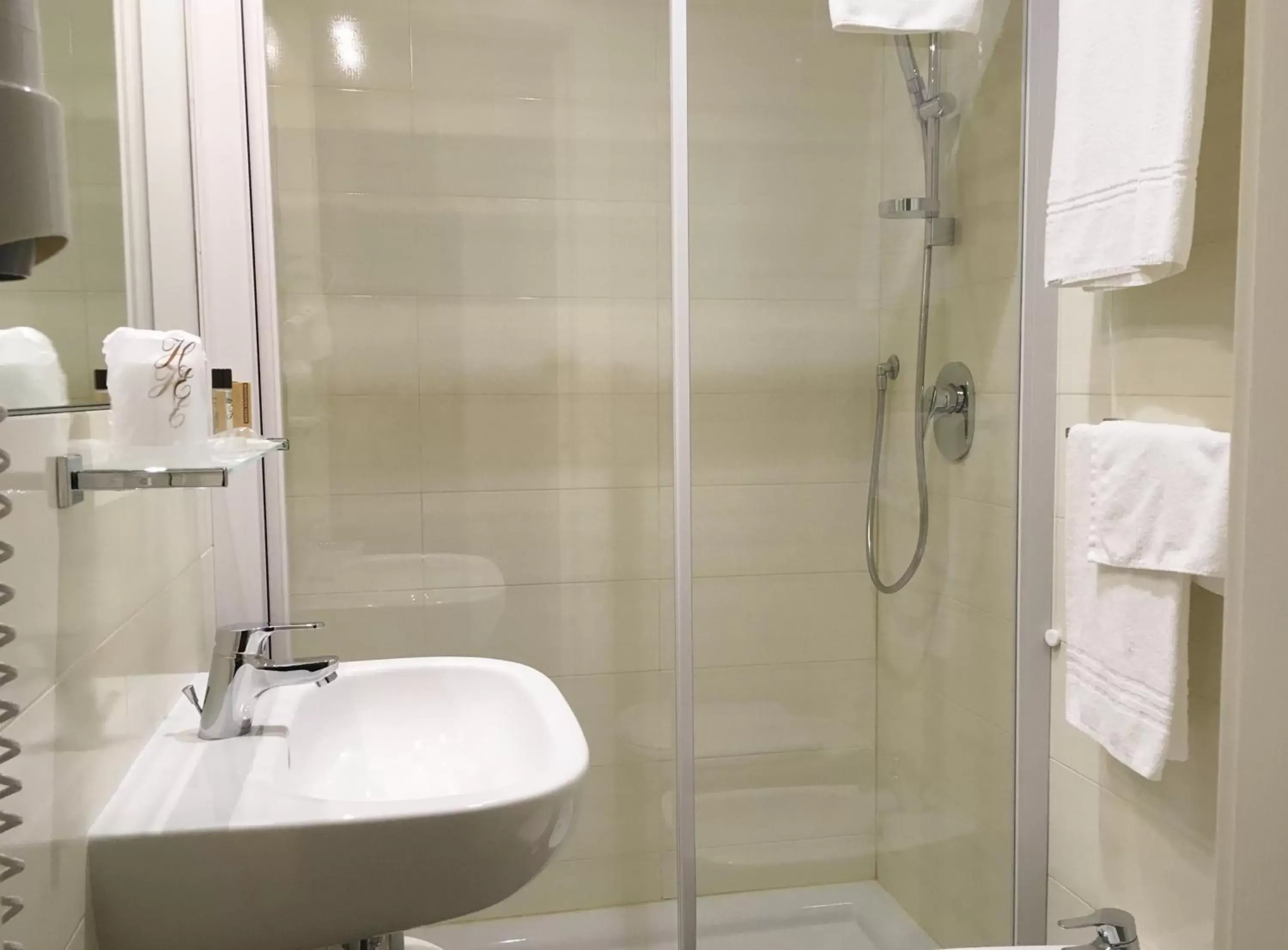 Shower, Bathroom in Hotel Excelsior Pavia