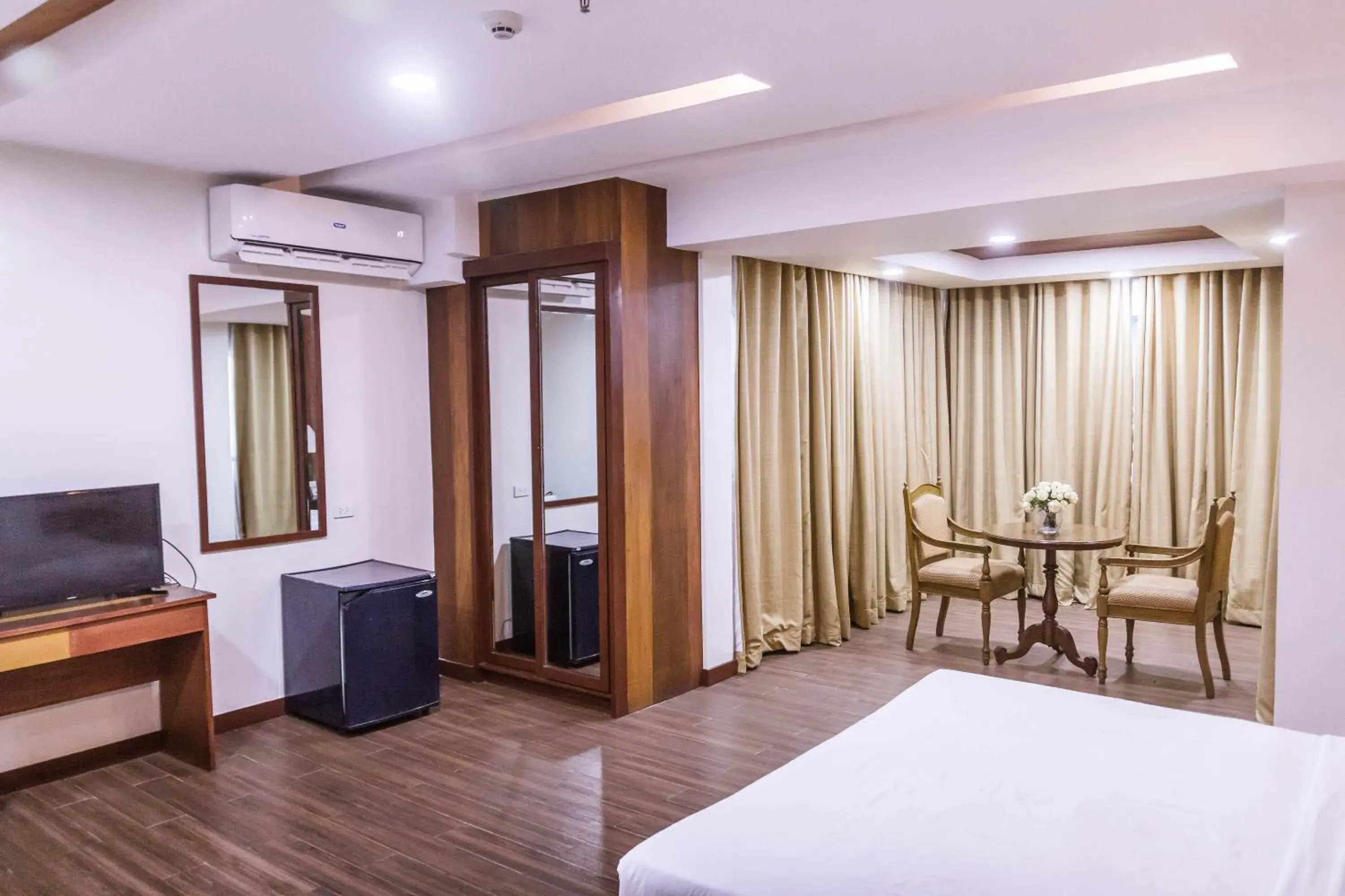 Bedroom, TV/Entertainment Center in La Fiesta Hotel