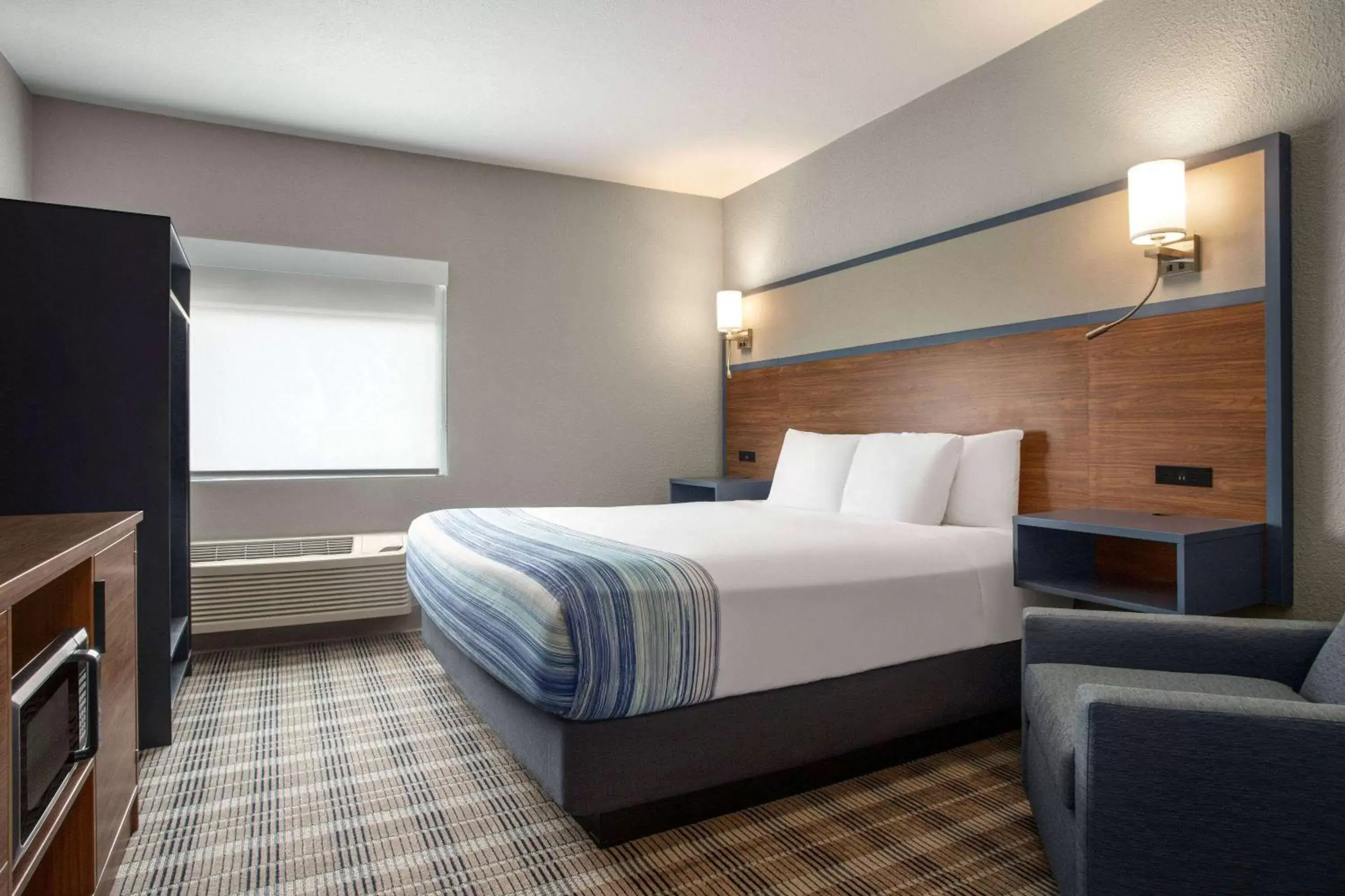 1 King Bed Mobility Accessible Room, Roll-In Shower, Non-Smoking in AmericInn by Wyndham Branson & Conference Center 1 King Bed Mobility Accessible Room, Roll-In Shower, Non-Smoking in AmericInn by Wyndham Branson & Conference Center