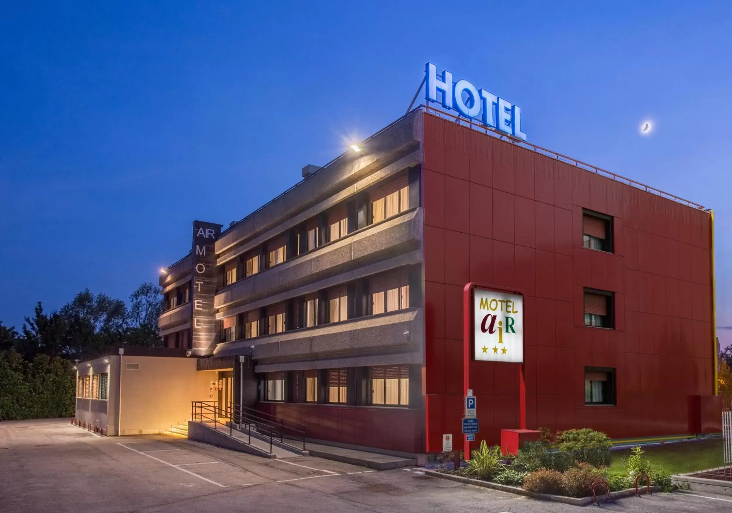 Facade/entrance, Property Building in Hotel Airmotel