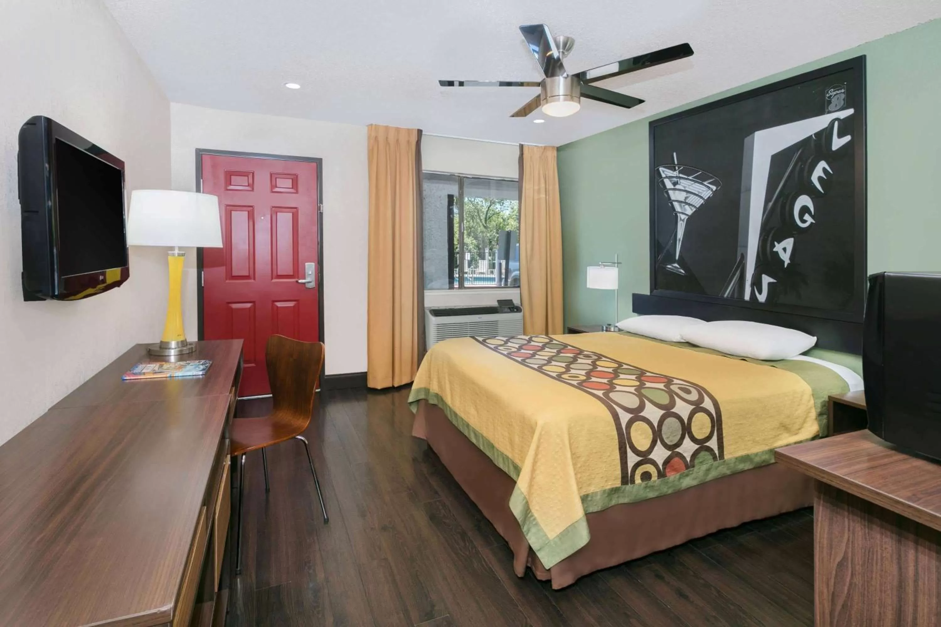 Photo of the whole room, Bed in Super 8 by Wyndham Austin University/Downtown Area