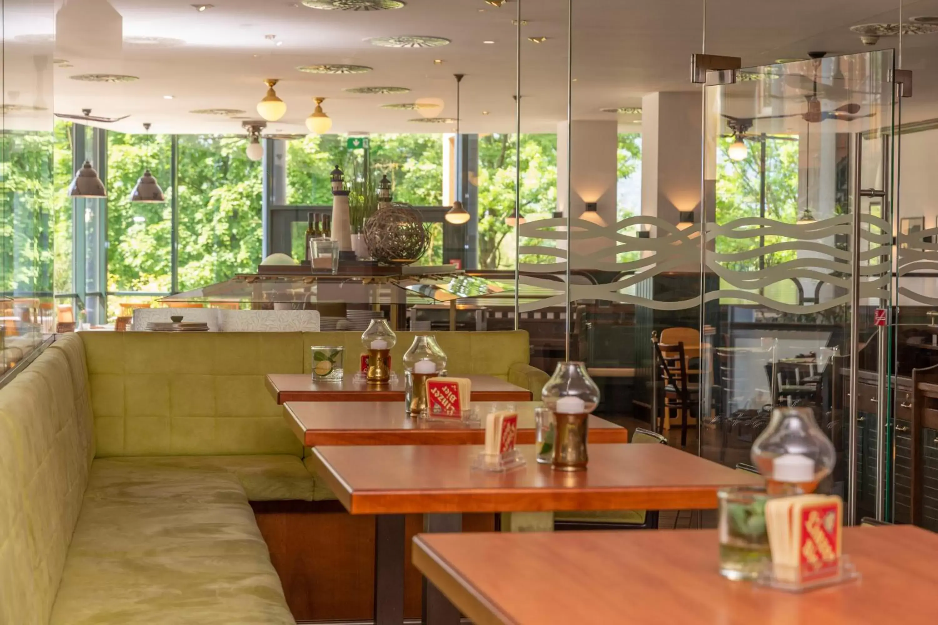 Lounge or bar, Restaurant/Places to Eat in Trans World Hotel Donauwelle