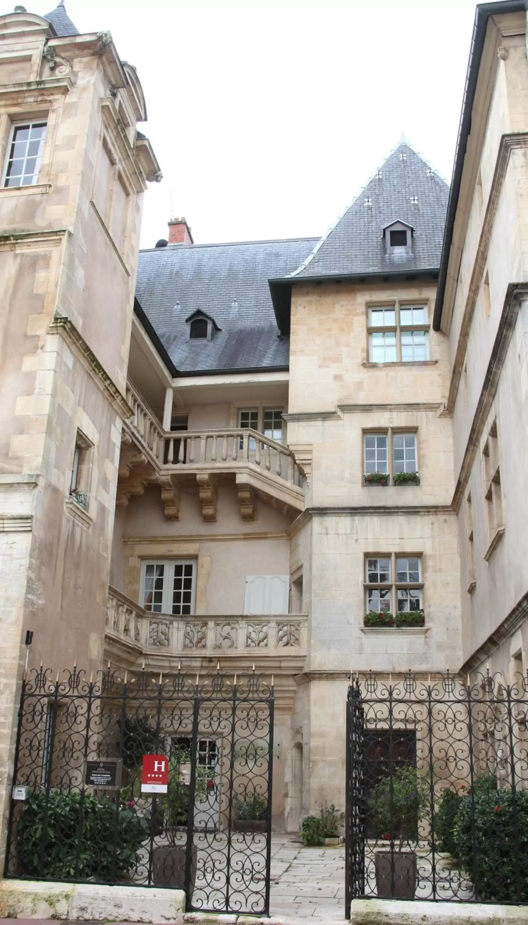 Facade/entrance, Property Building in Hotel D'haussonville