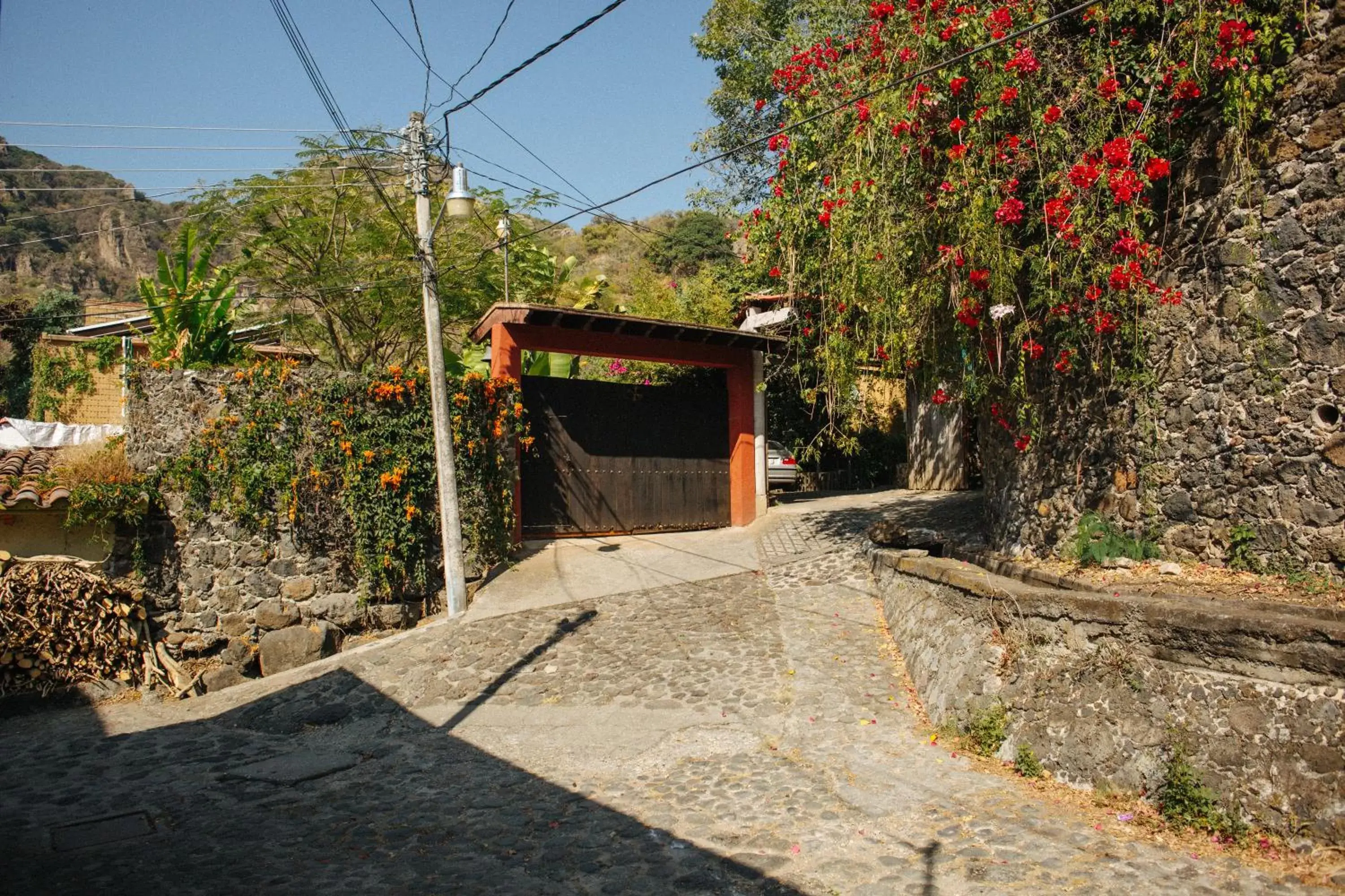 Facade/entrance in Casa Santi H