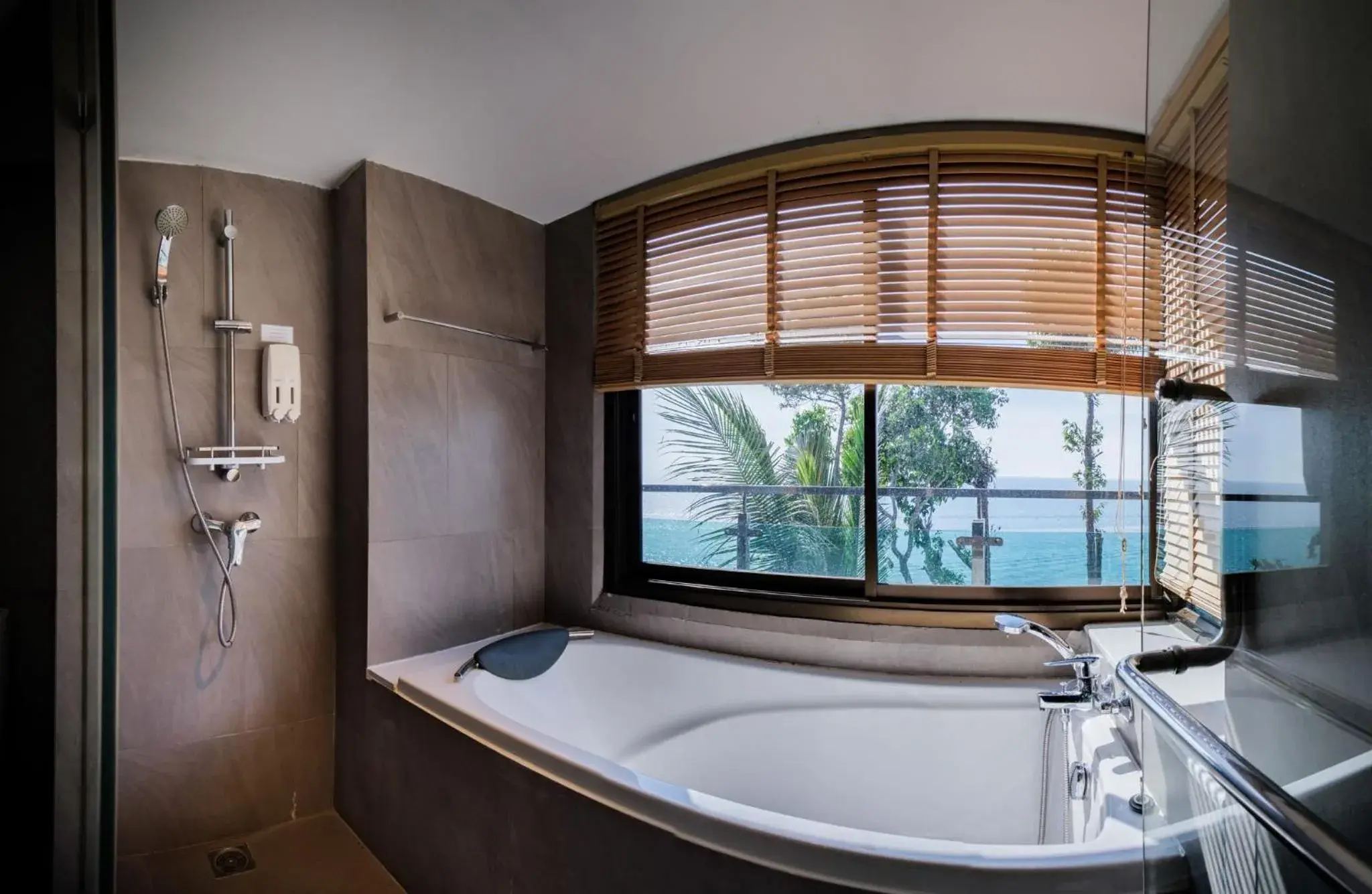 Bathroom in Cliff Lanta Suite-Koh Lanta Krabi