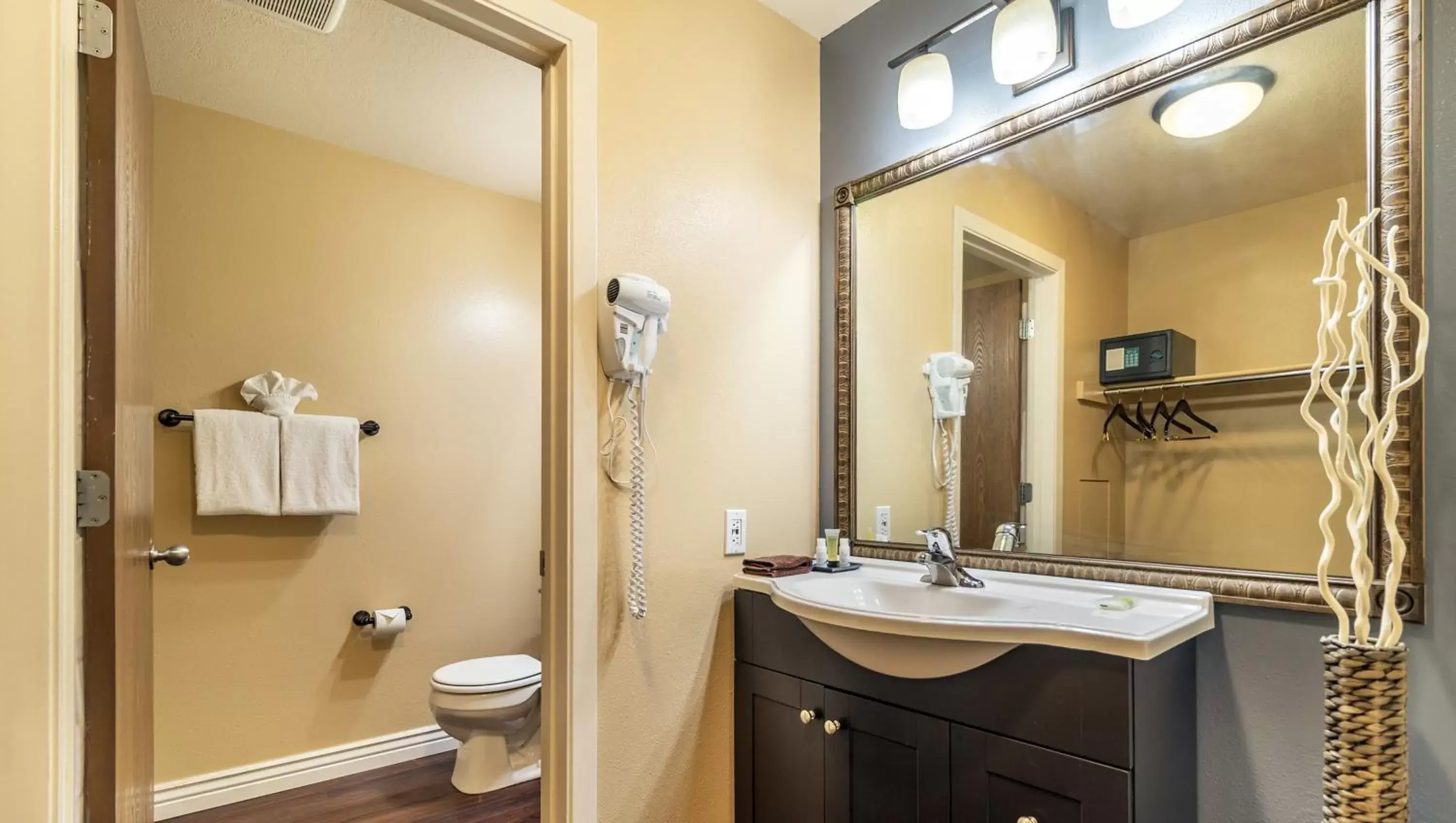 Bathroom in Ticaboo Lodge Lake Powell