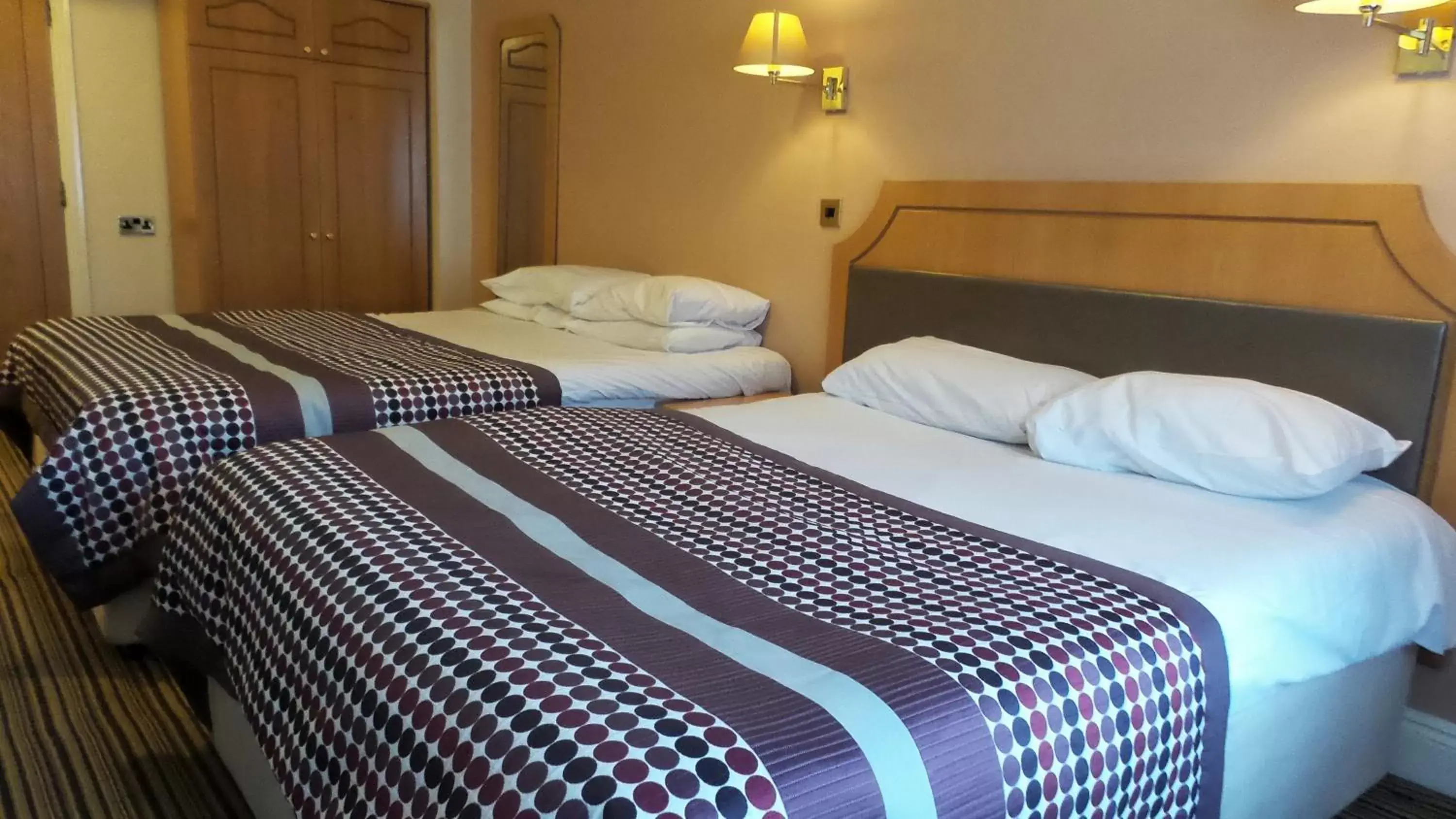 Bed in Parkside International Hotel