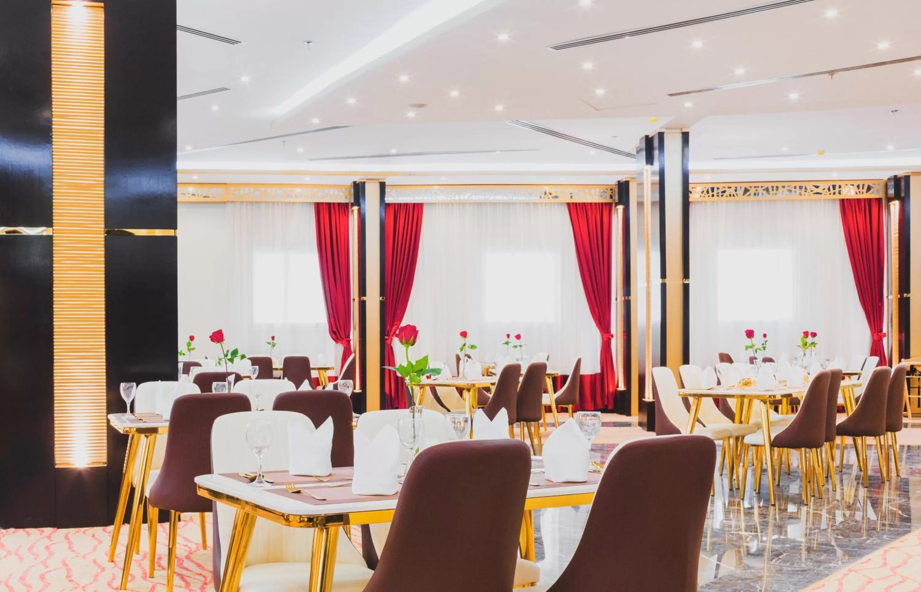 Restaurant/places to eat in Golden Ship Hotel