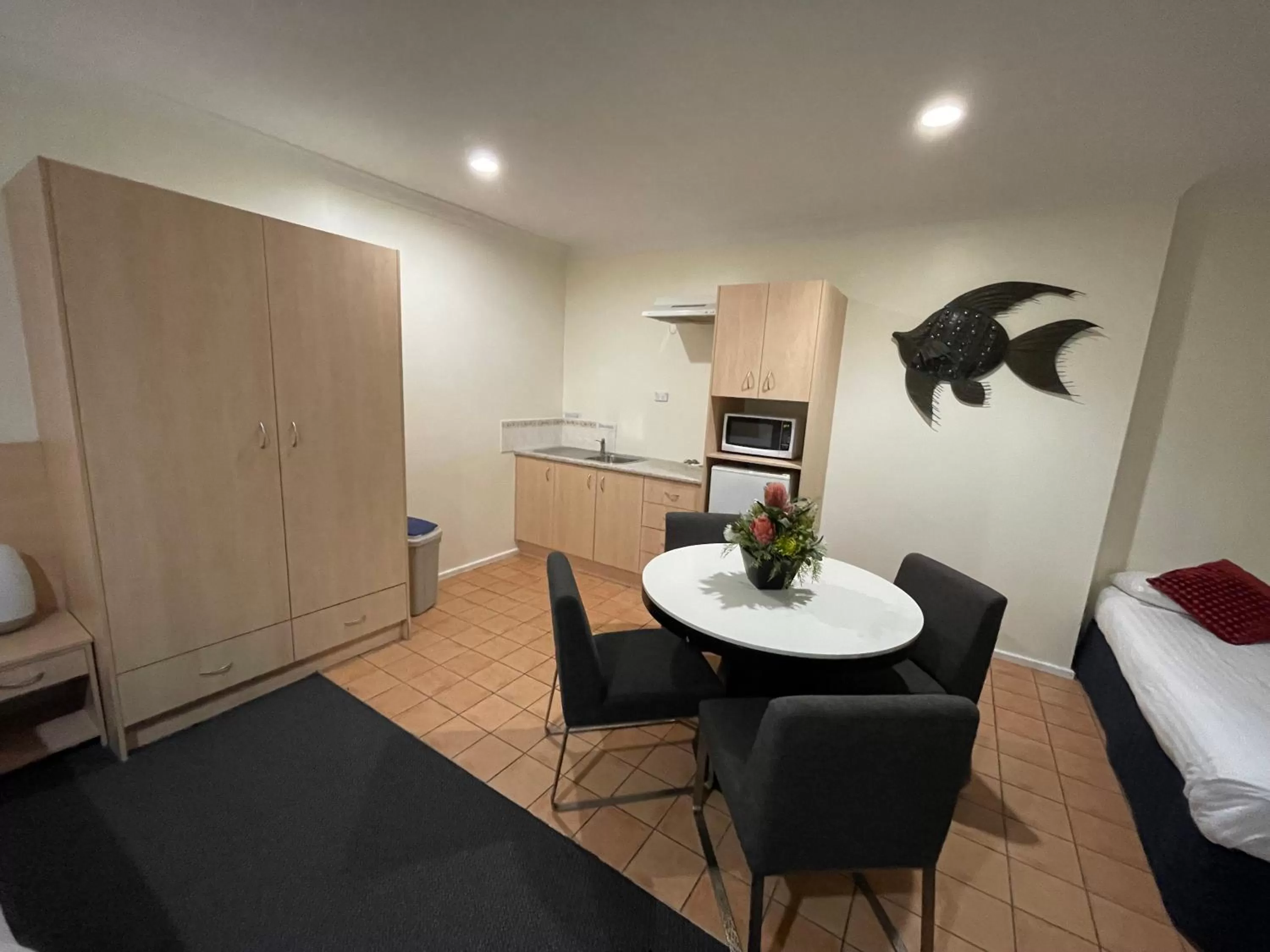 Bed in Lakeview Motor Inn