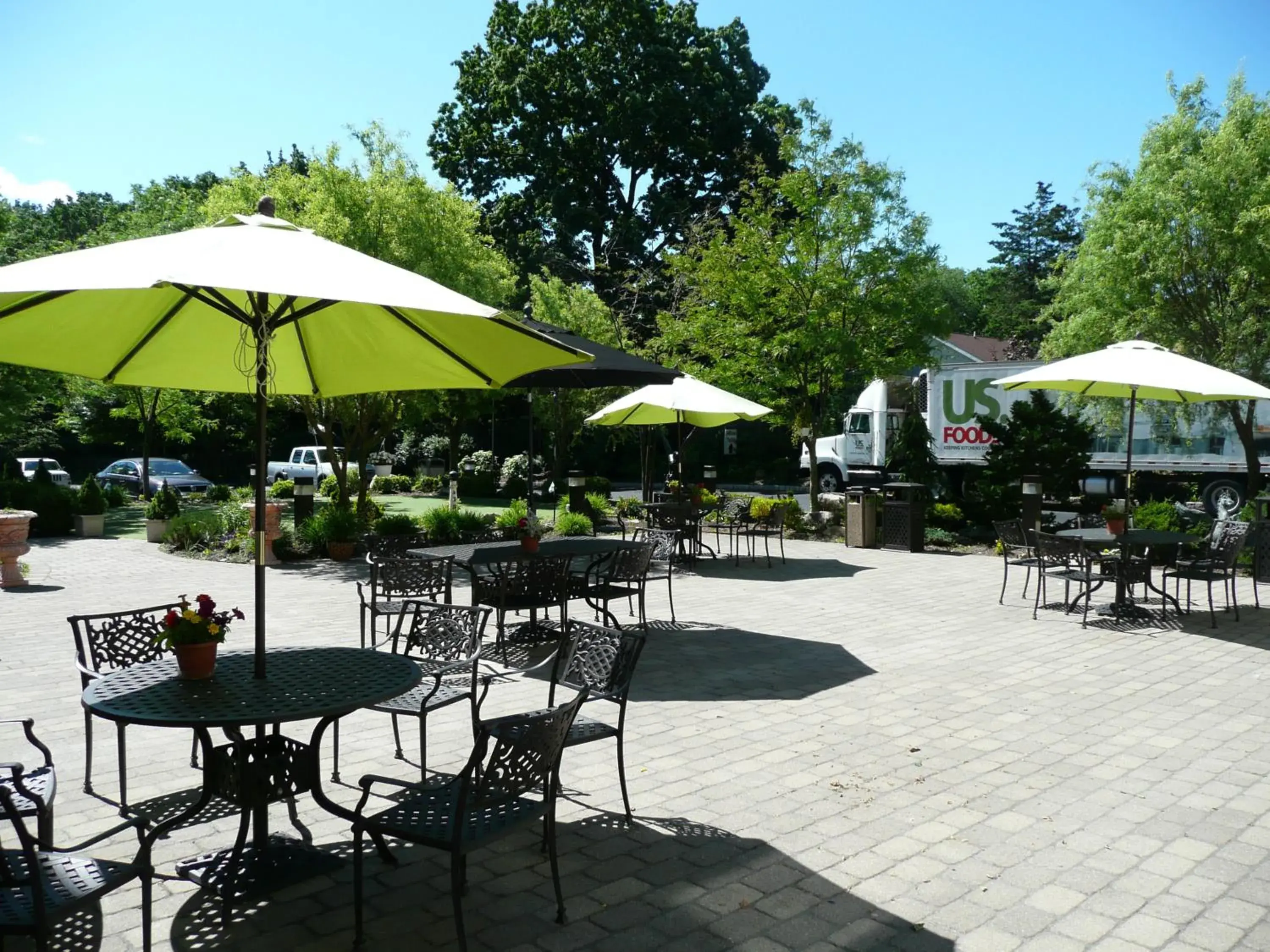 Patio, Restaurant/Places to Eat in The Wilshire Grand Hotel