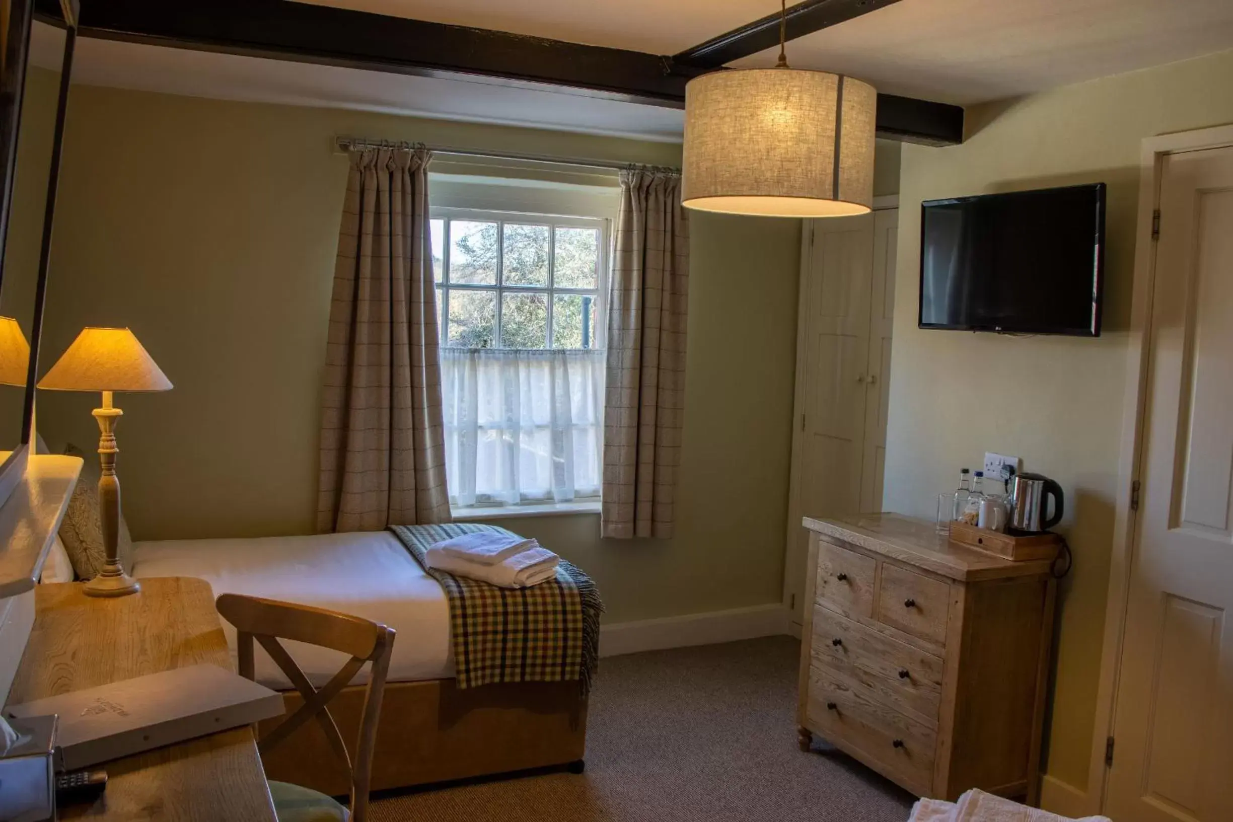 Bedroom, Bed in The Green Dragon