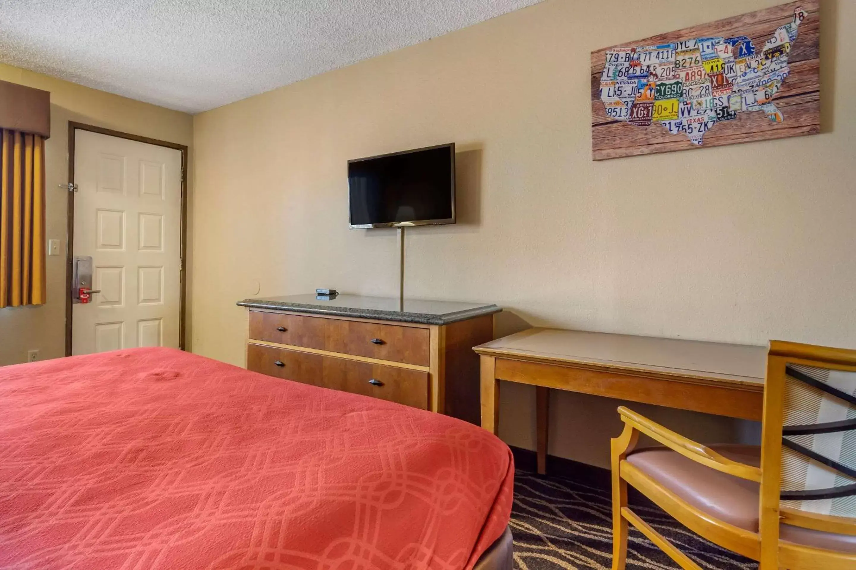 Photo of the whole room, TV/Entertainment Center in Econo Lodge Ellensburg