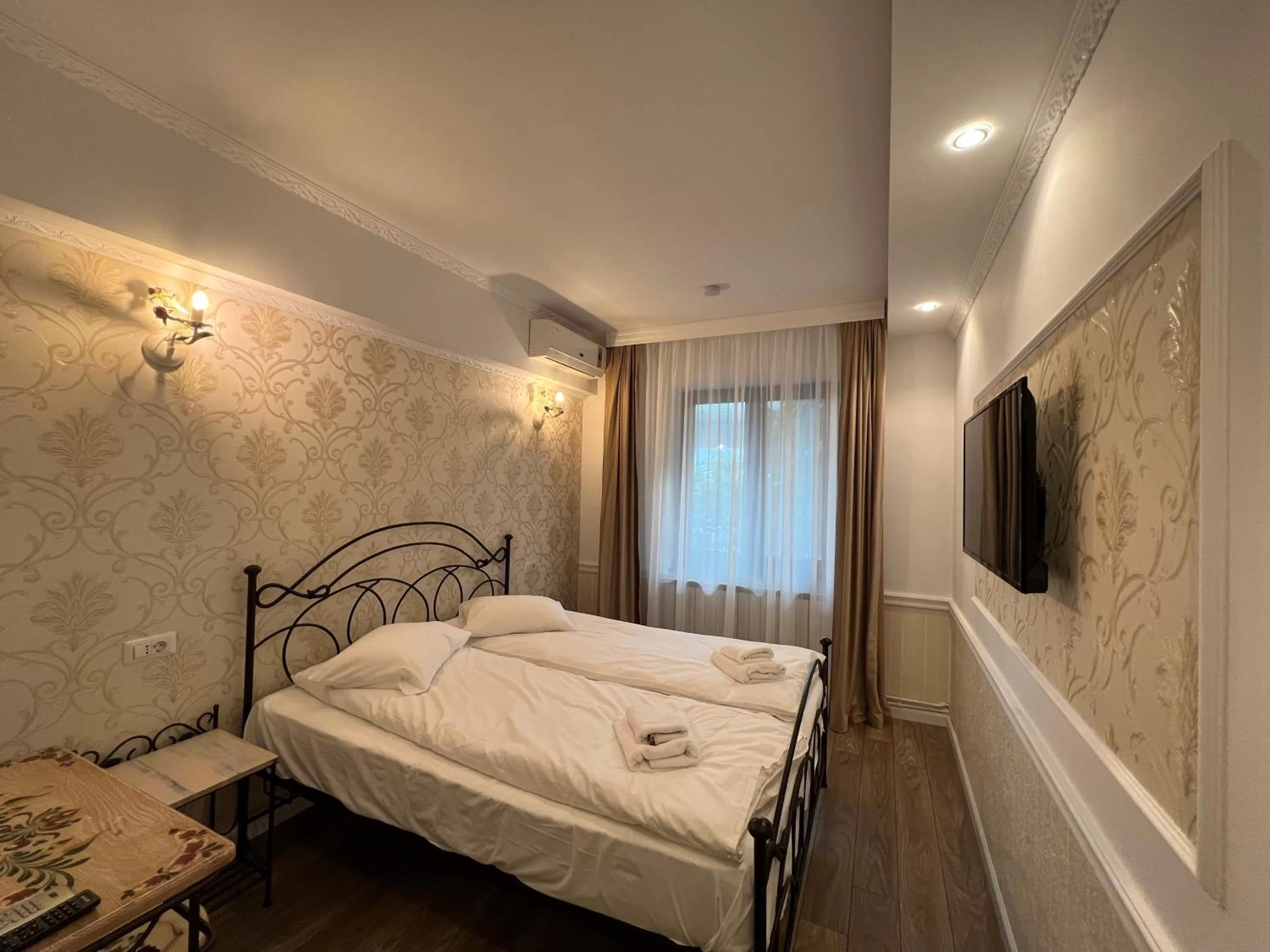 Photo of the whole room, Bed in Hotel Boutique Cathedral Plaza Residences room for rent downtown