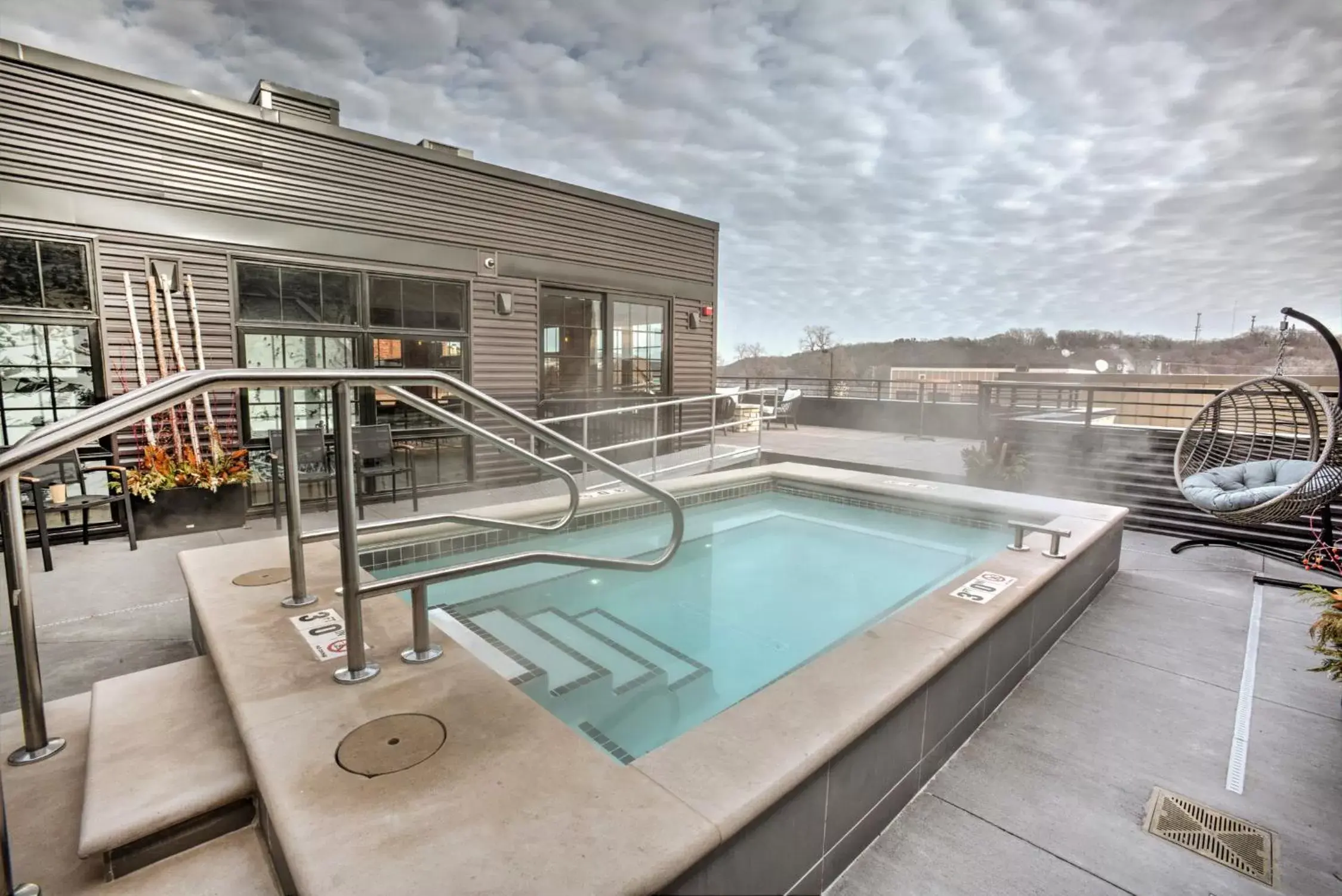 Hot Tub, Swimming Pool in Hotel Crosby