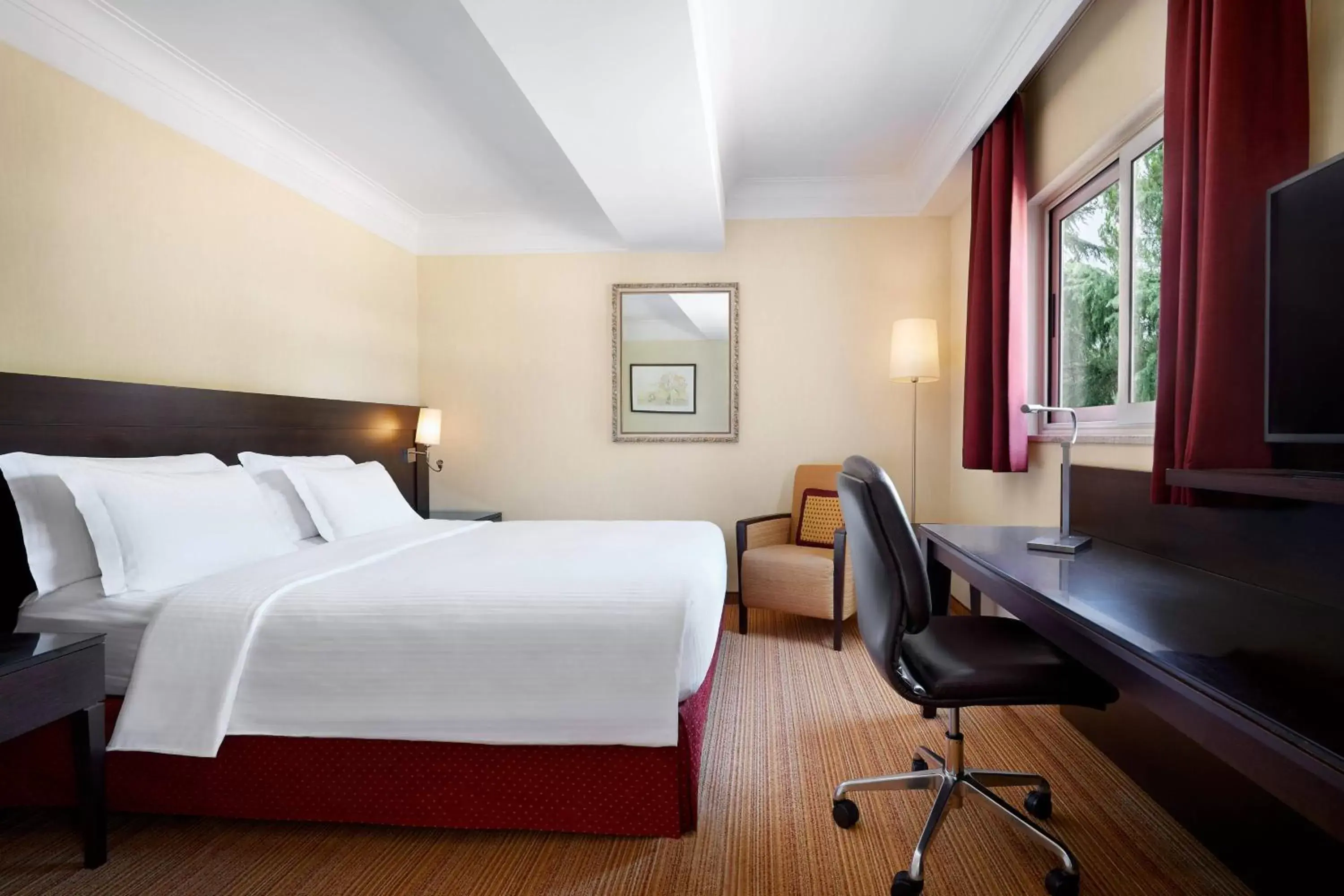 Photo of the whole room, Bed in Courtyard by Marriott Rome Central Park