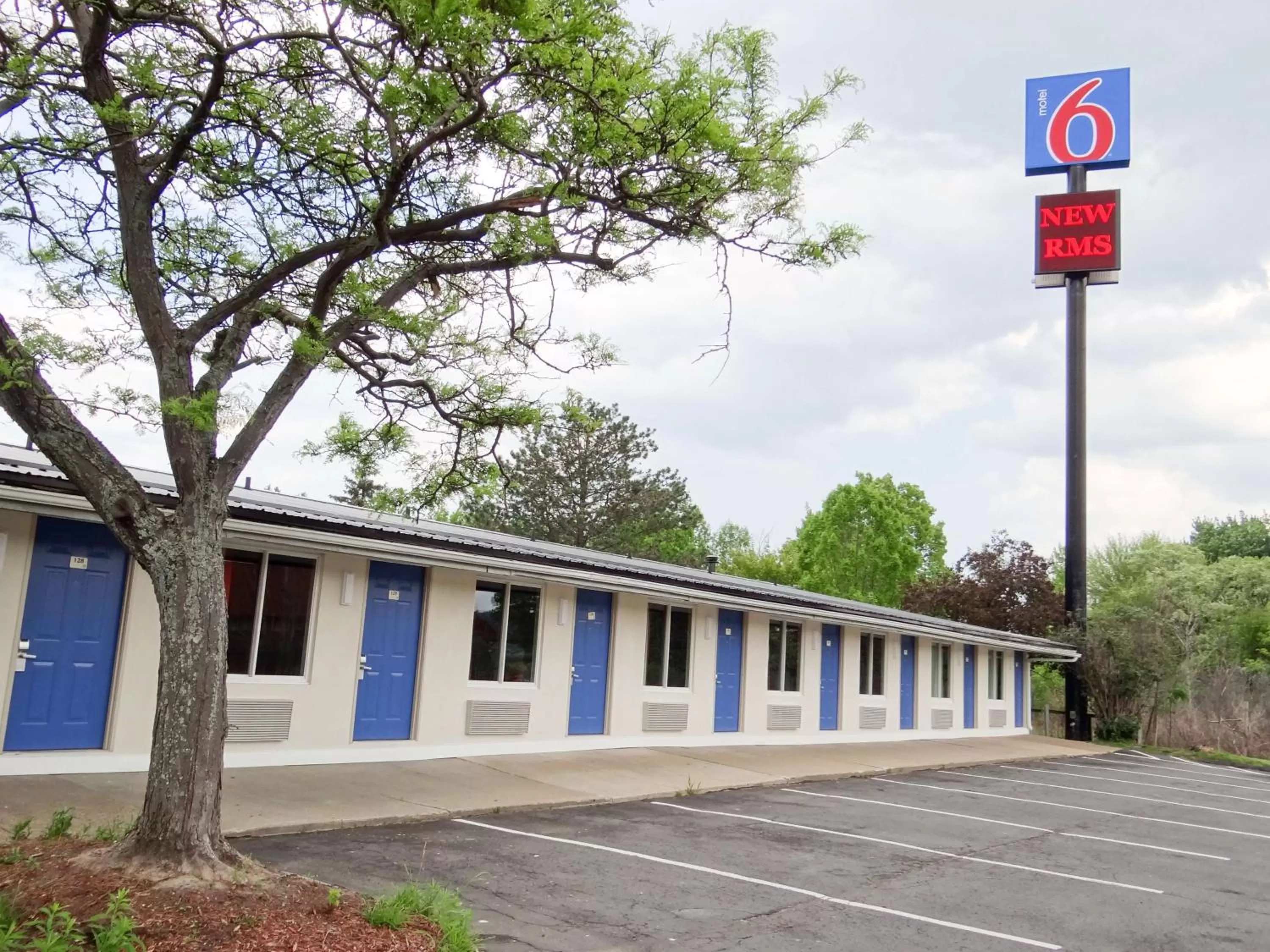 Property building in Motel 6-Erie, PA