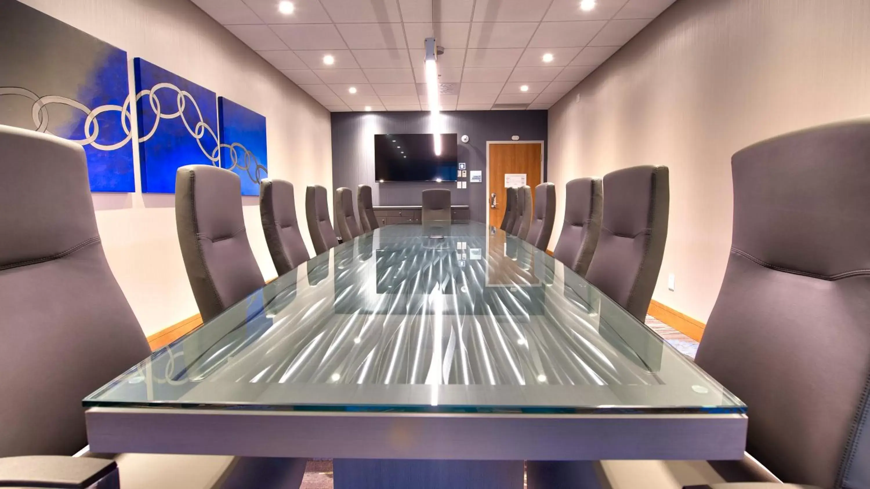Meeting/conference room in Holiday Inn Express & Suites Vaudreuil-Dorion, an IHG Hotel